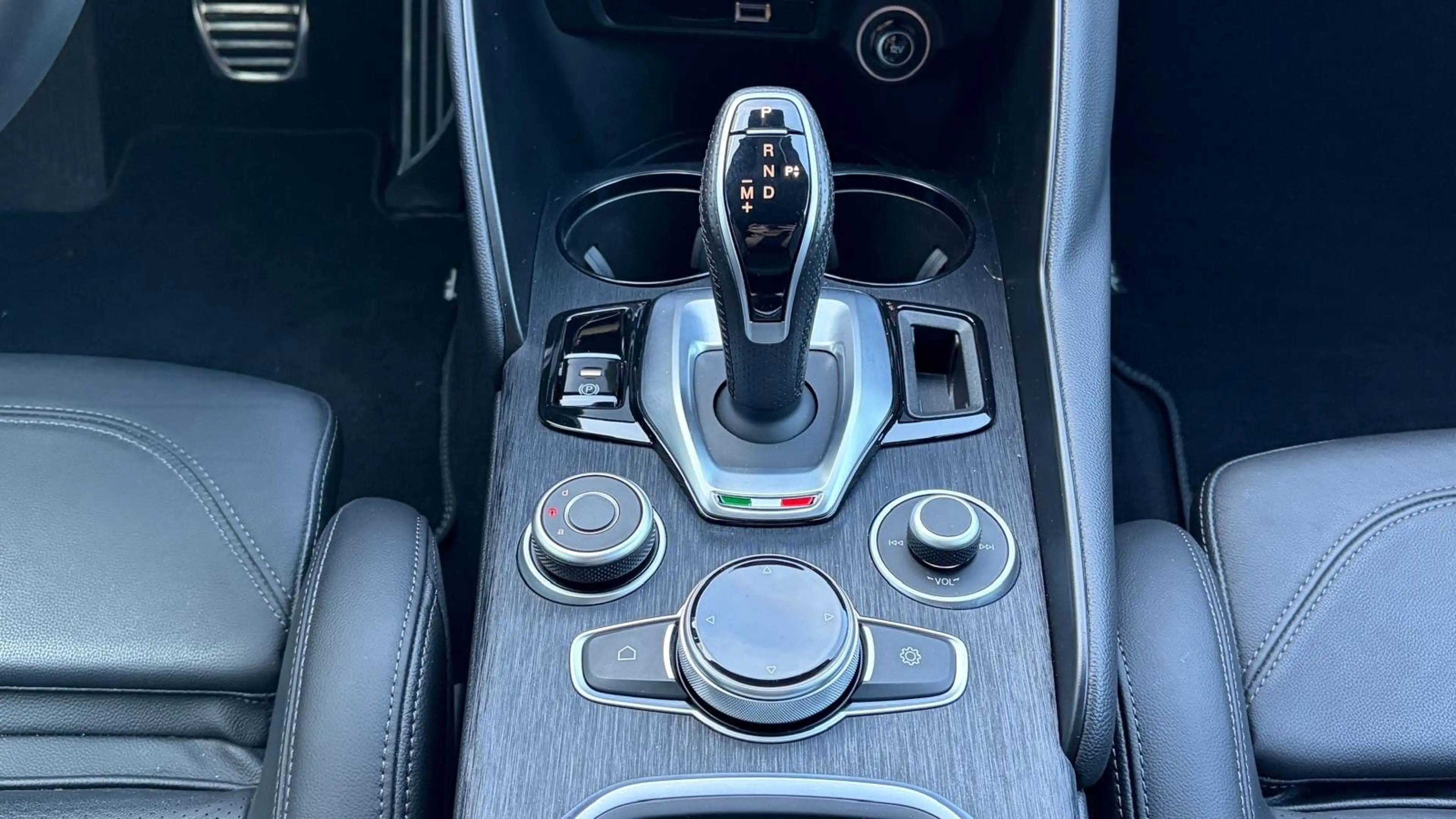 Alfa Romeo Giulia 2.0 TURBO 280PK AWD SPRINT NAVI / LEDER / FULL-LED — photo 38
