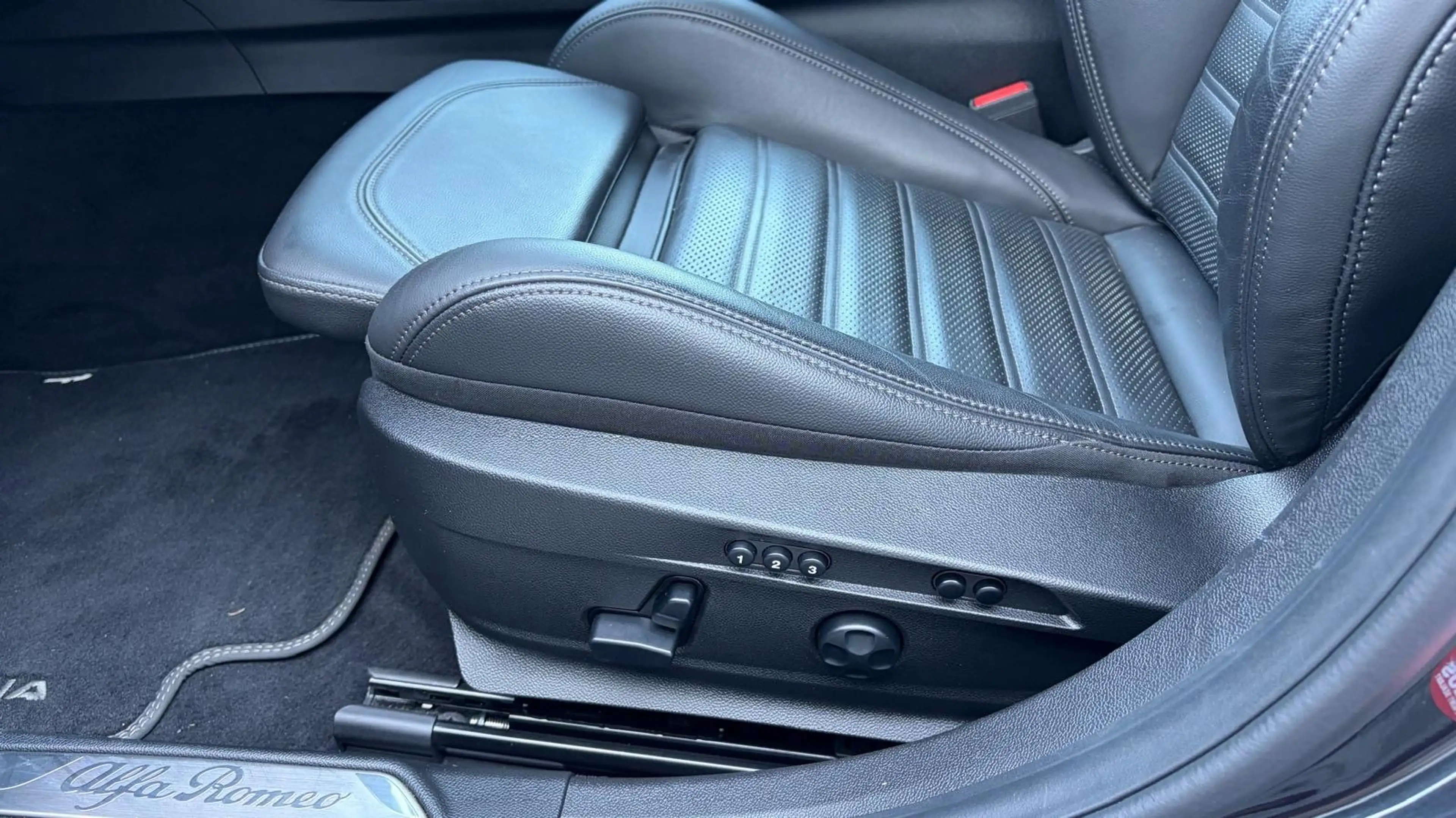 Alfa Romeo Giulia 2.0 TURBO 280PK AWD SPRINT NAVI / LEDER / FULL-LED — photo 20