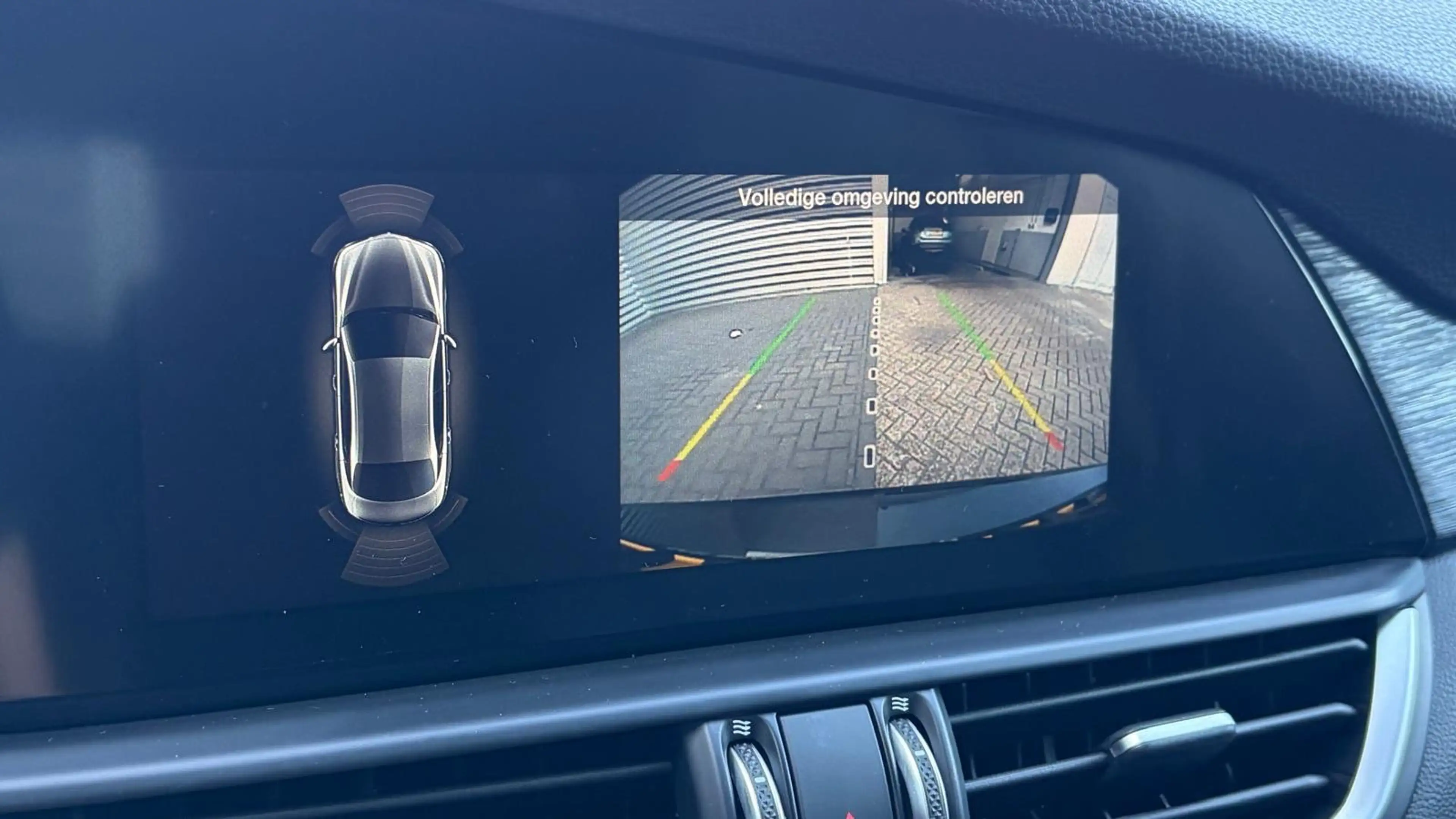 Alfa Romeo Giulia 2.0 TURBO 280PK AWD SPRINT NAVI / LEDER / FULL-LED — photo 33