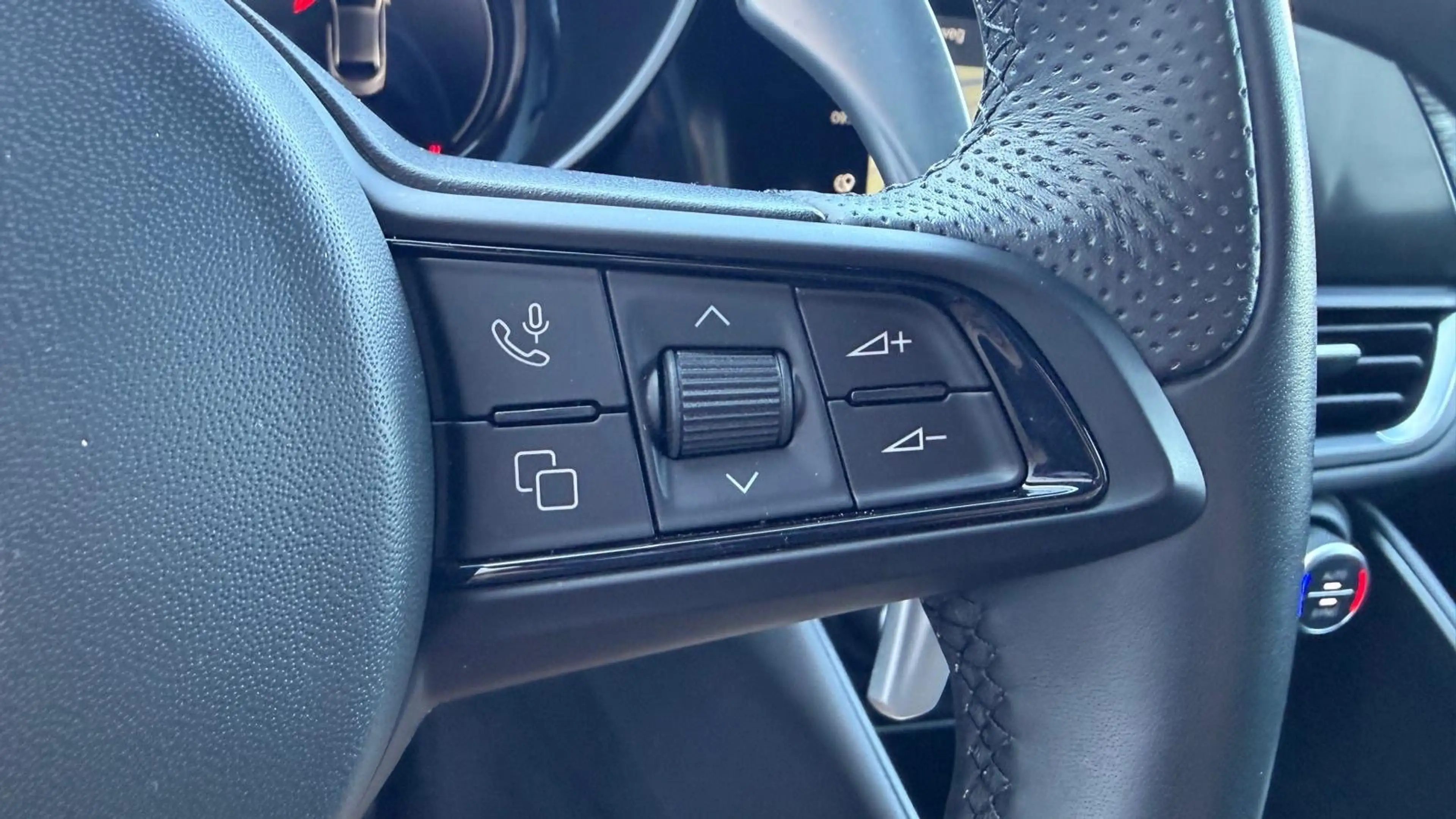 Alfa Romeo Giulia 2.0 TURBO 280PK AWD SPRINT NAVI / LEDER / FULL-LED — photo 28