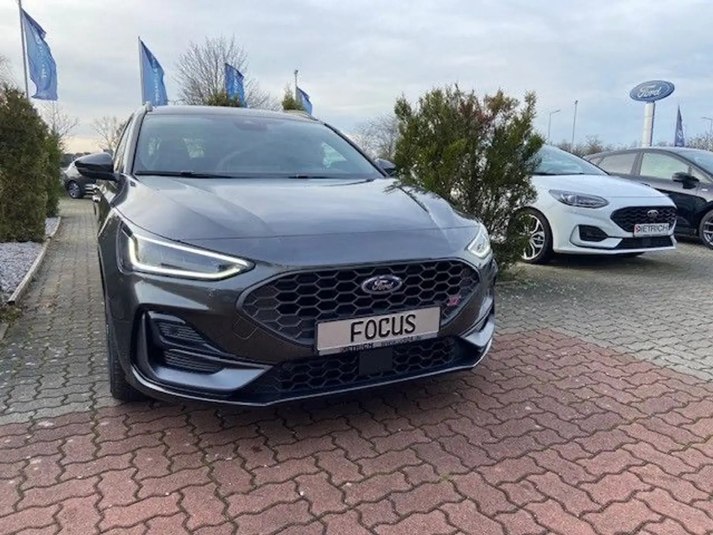 Ford Focus ST X Turnier 280PS Automatik *AHK|Pano* Grijs - 1