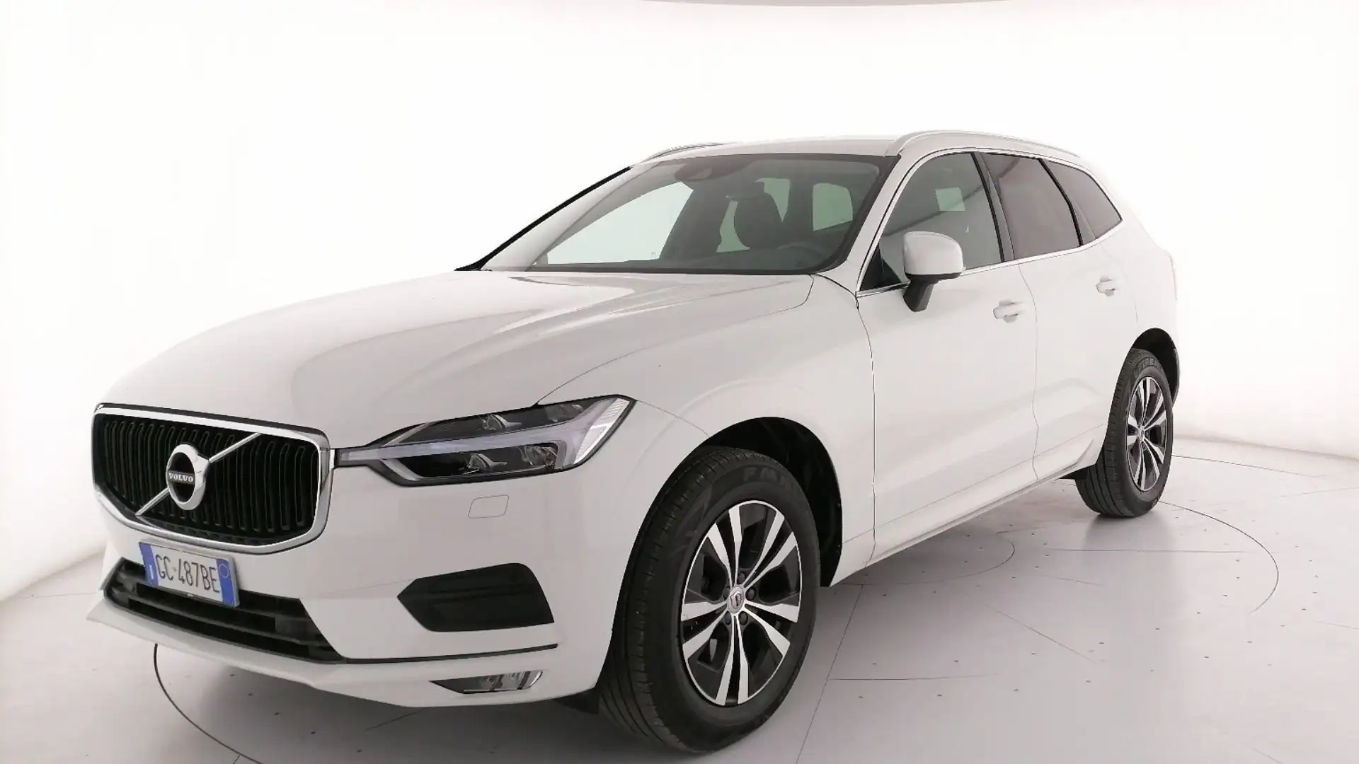 Volvo XC60 2.0 b4 Momentum Pro auto Bianco - 1
