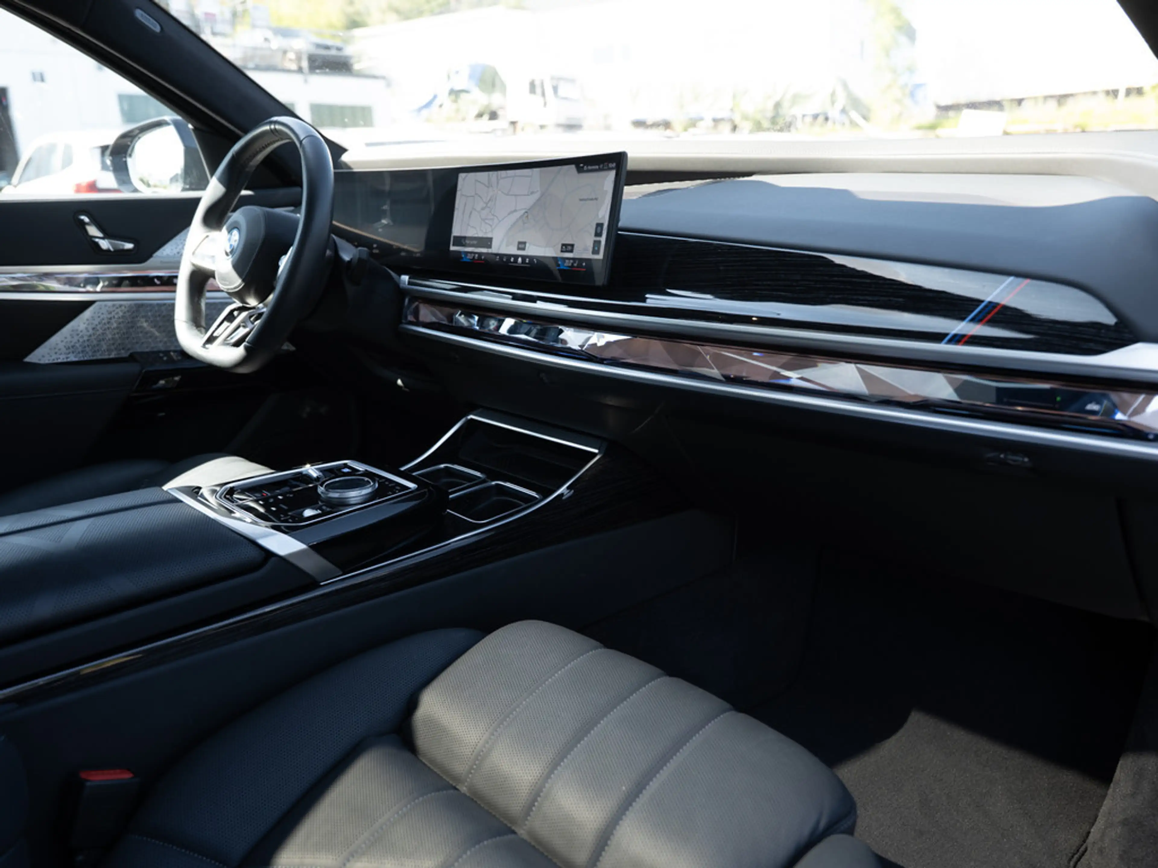 BMW i7 60 xDrive M-Sport Pro PANO AHK 360° ACC — photo 9