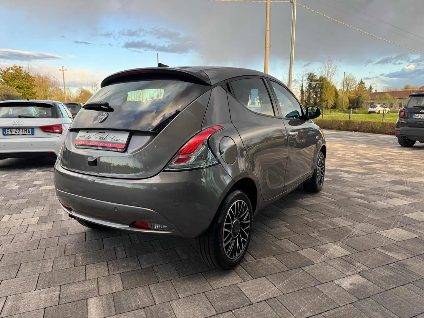 Lancia Ypsilon 1.0 HYBRID 70cv Platino - 5 POSTI Gris - 2