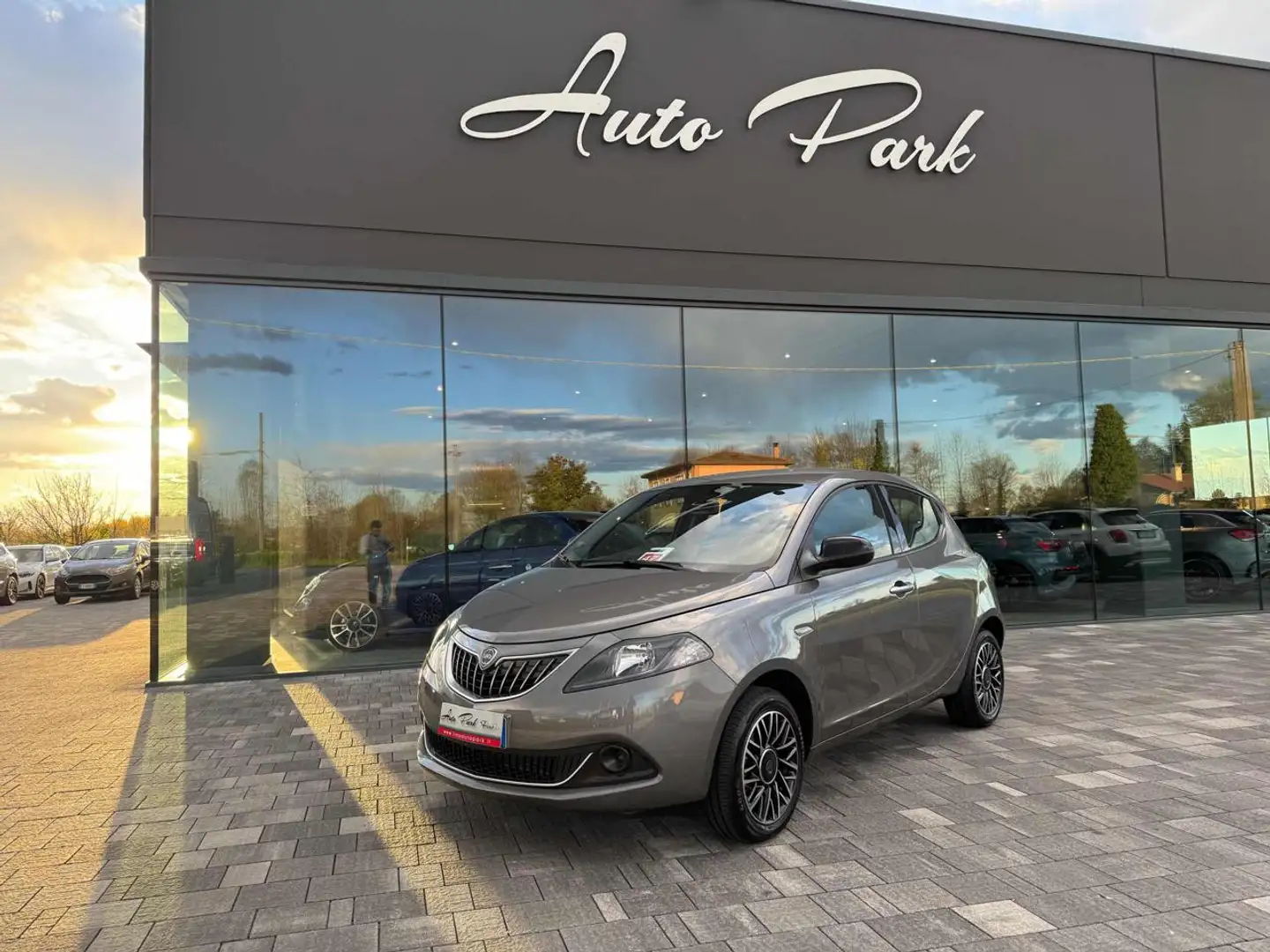 Lancia Ypsilon 1.0 HYBRID 70cv Platino - 5 POSTI Gris - 1