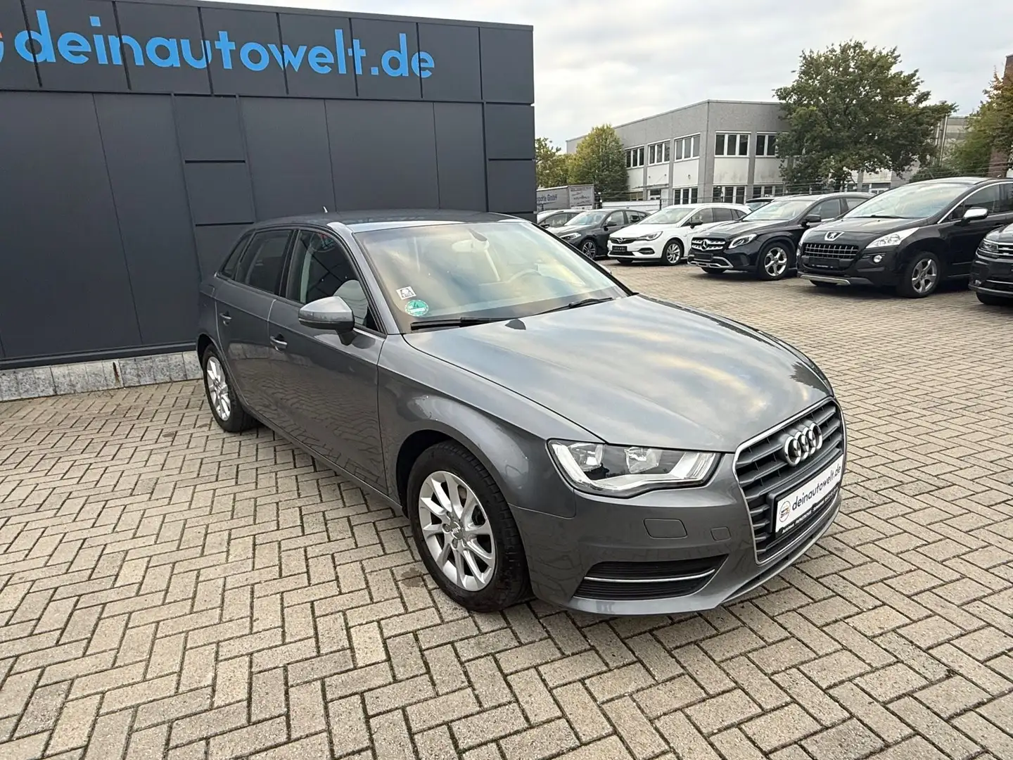 Audi A3 Sportback attraction *Navi Grau - 1