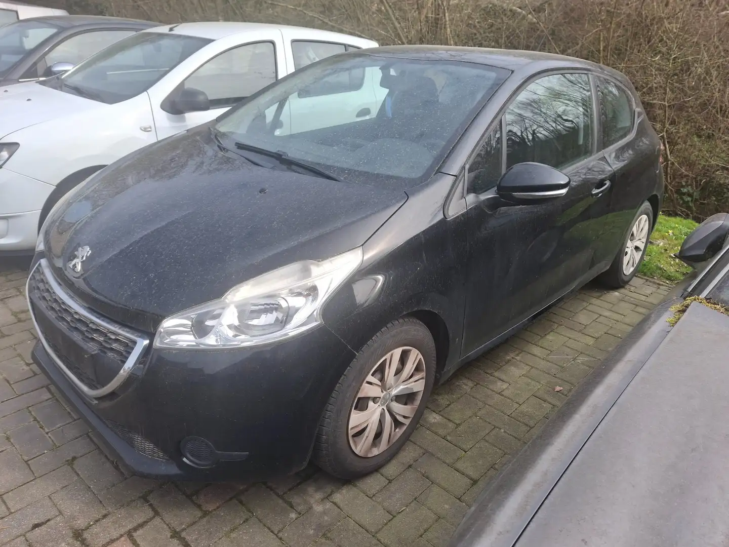 Peugeot 208 1.2i Active Zwart - 1