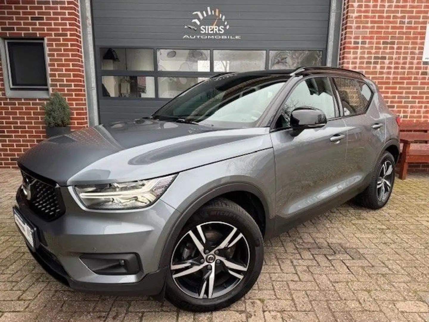 Volvo XC40 2.0D3 FWD AUT,LEDER-ALC,AHK,H&K,R-DESIGN Grau - 1