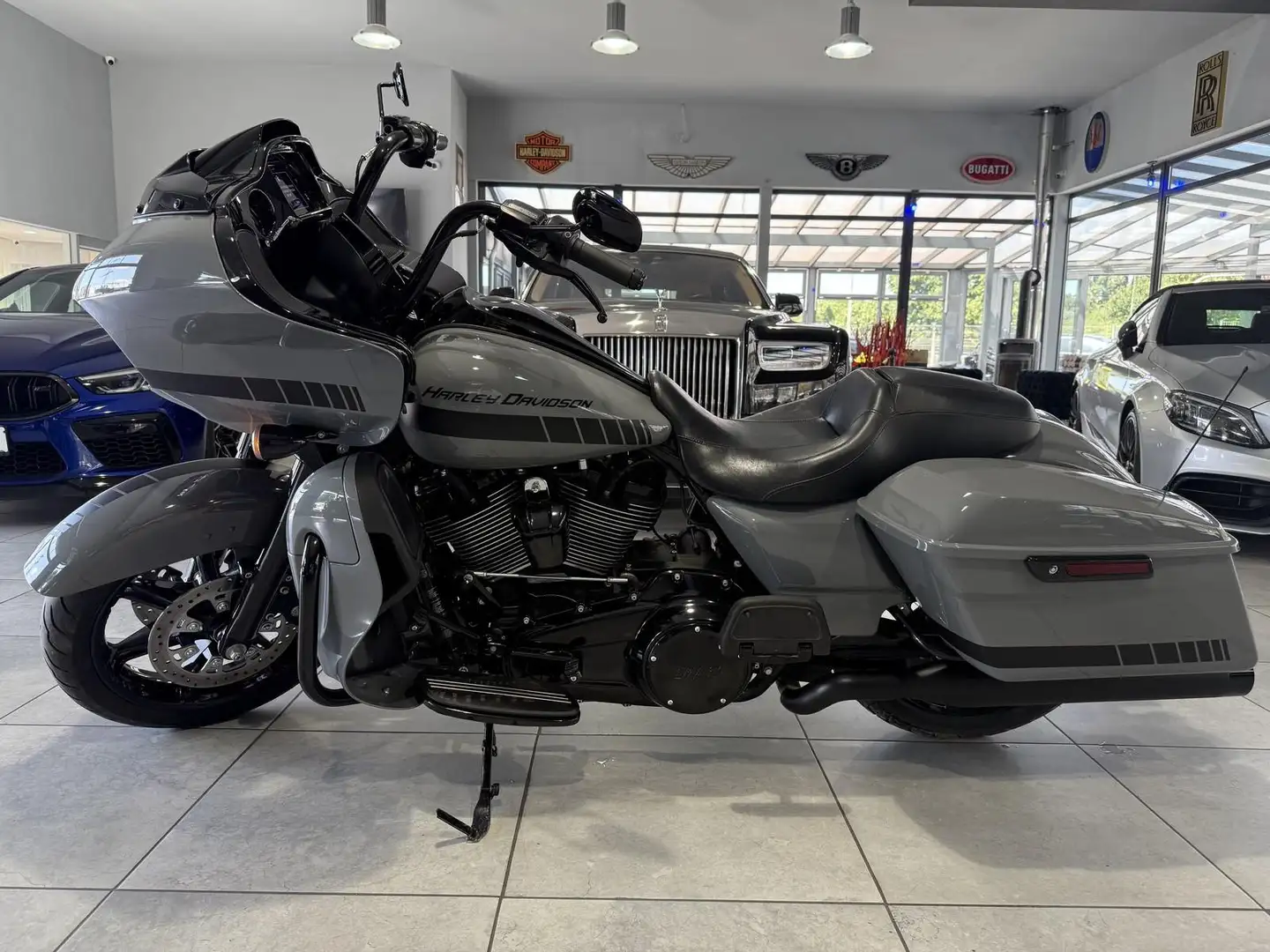 Harley-Davidson Road Glide FLTRK 114 Custom LED APE Grau - 2