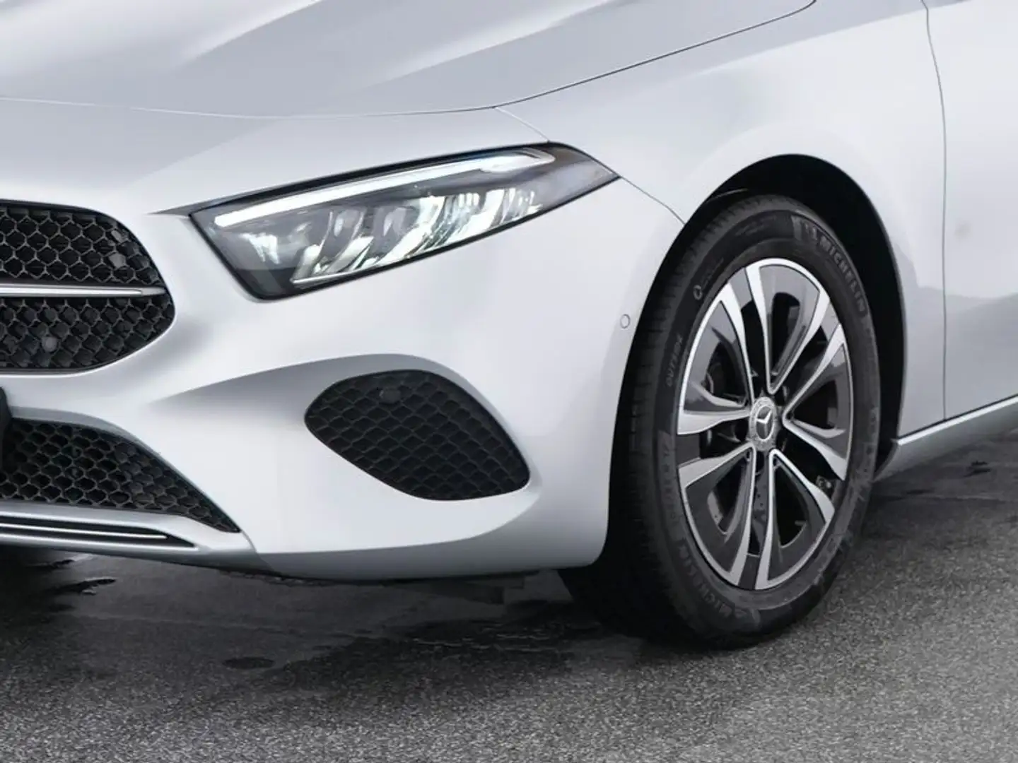 Mercedes-Benz A 200 Kamera/MBUX/Lenkradheizung/Tempomat/LED Silber - 2