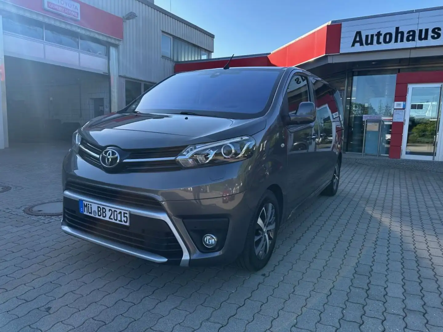 Toyota Proace 2,0l-D L1 (7-Si.) Autm. Verso Executive (Kundenauf Szary - 1