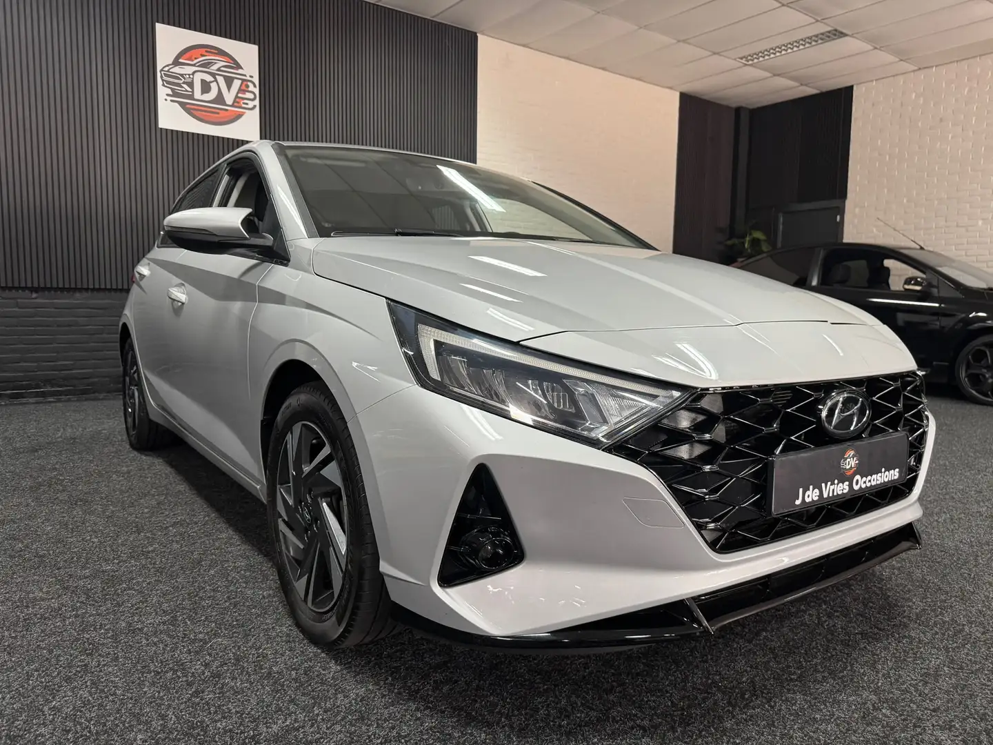 Hyundai i20 1.0 T-GDI Premium Sky, BOMVOL, LED, TREKHAAK, CAR Grijs - 2