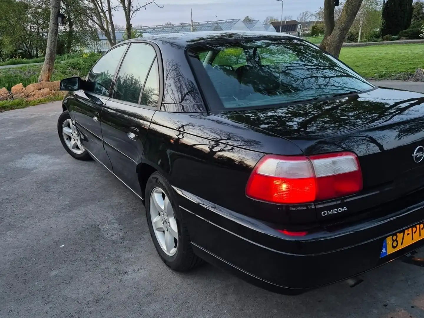 Opel Omega 2.2i-16V Onyx Edition Černá - 2