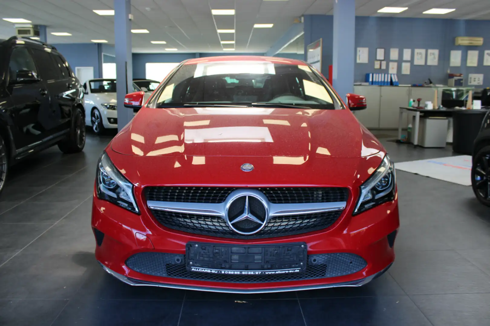 Mercedes-Benz CLA 200 7-G-DCT Urban Rot - 2