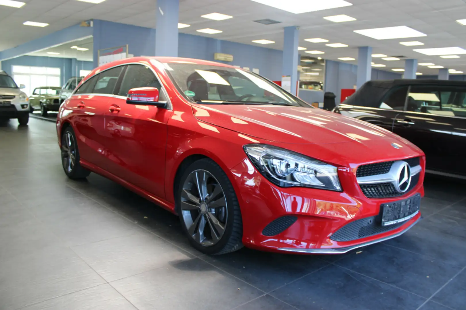 Mercedes-Benz CLA 200 7-G-DCT Urban Rot - 1