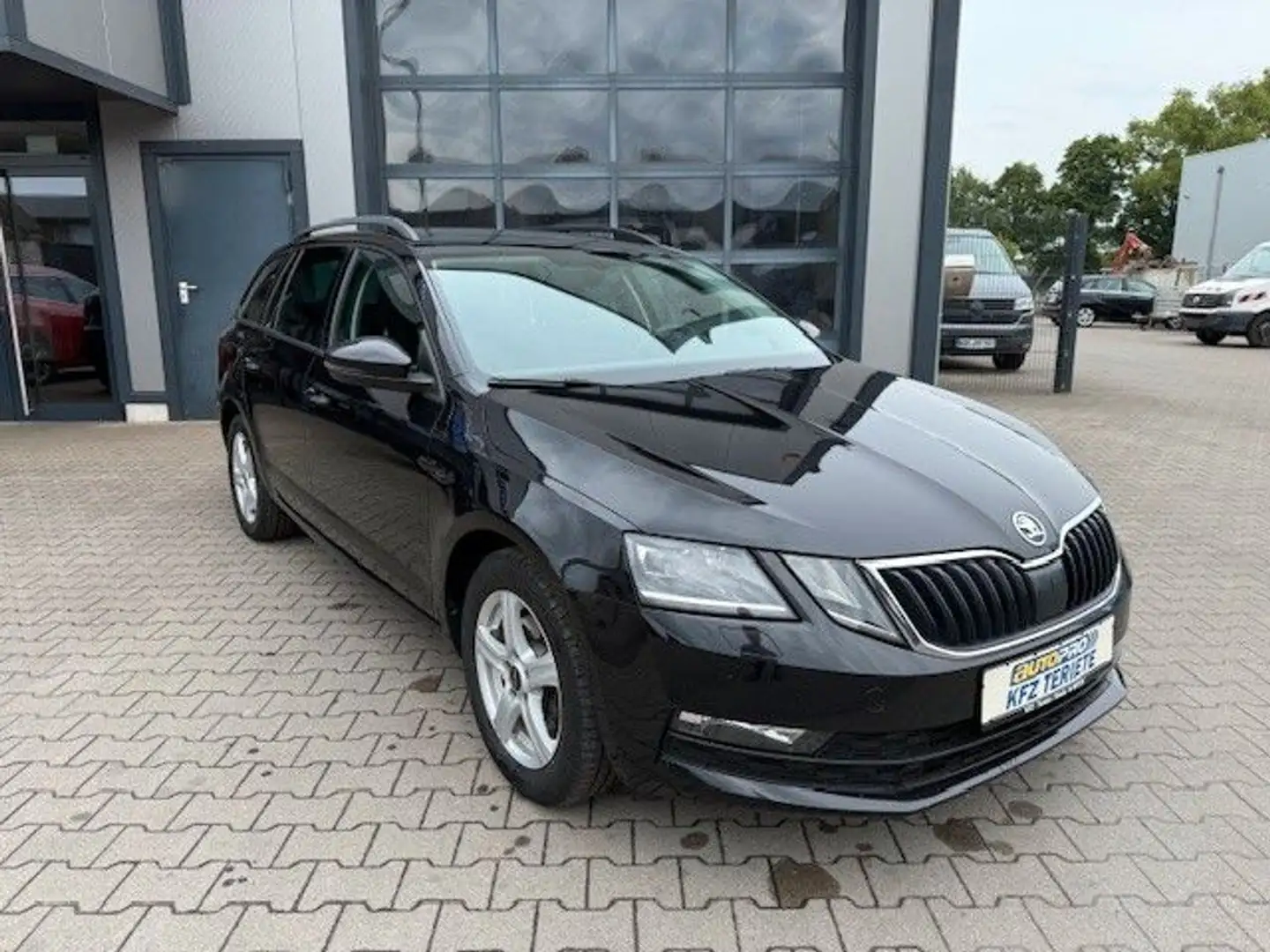 Skoda Octavia Combi 2.0 LED SHZ DSG App Navi Negro - 1