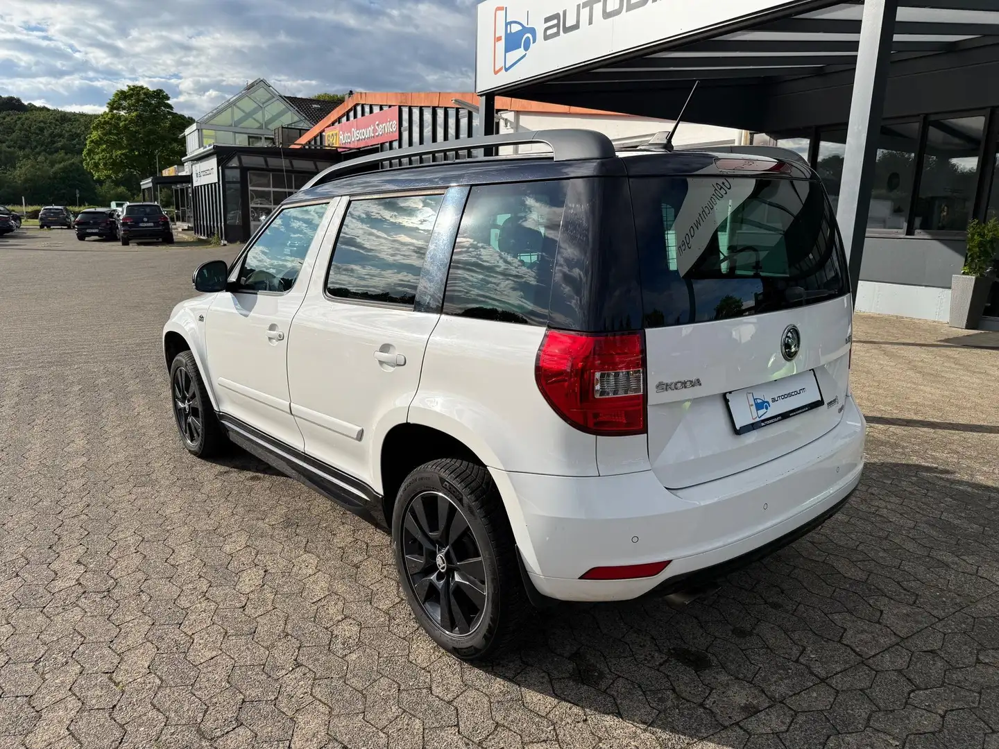 Skoda Yeti 2.0 TDI Monte Carlo 4x4 NAVI RFK SHZ AHK 103 kW... Negro - 2