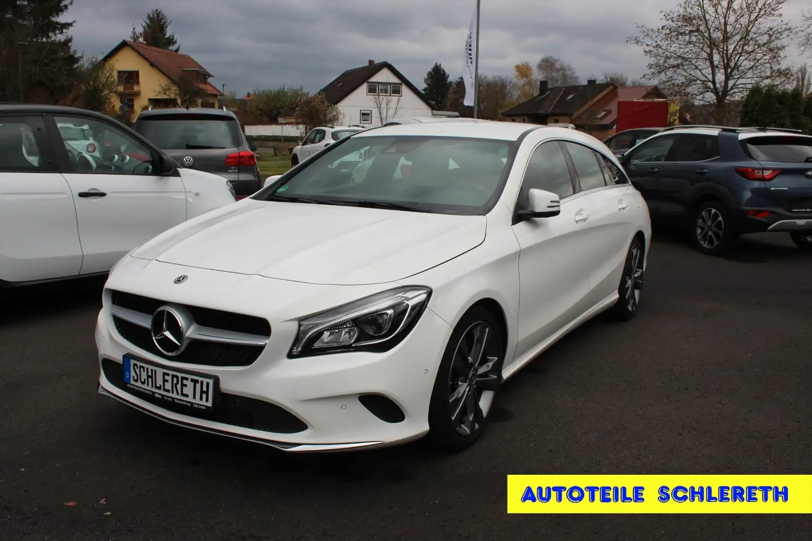Mercedes-Benz CLA 180 Navi SHZ Teilleder sehr gepflegt Weiß - 1