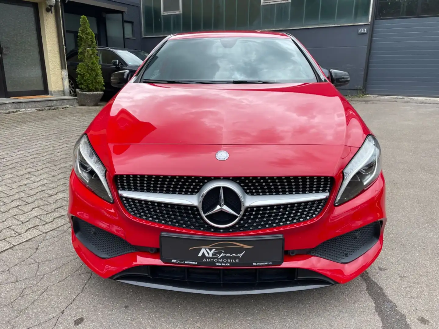 Mercedes-Benz A 180 A -Klasse BlueEfficiency AMG/LED/RFK/NAVI Rot - 2