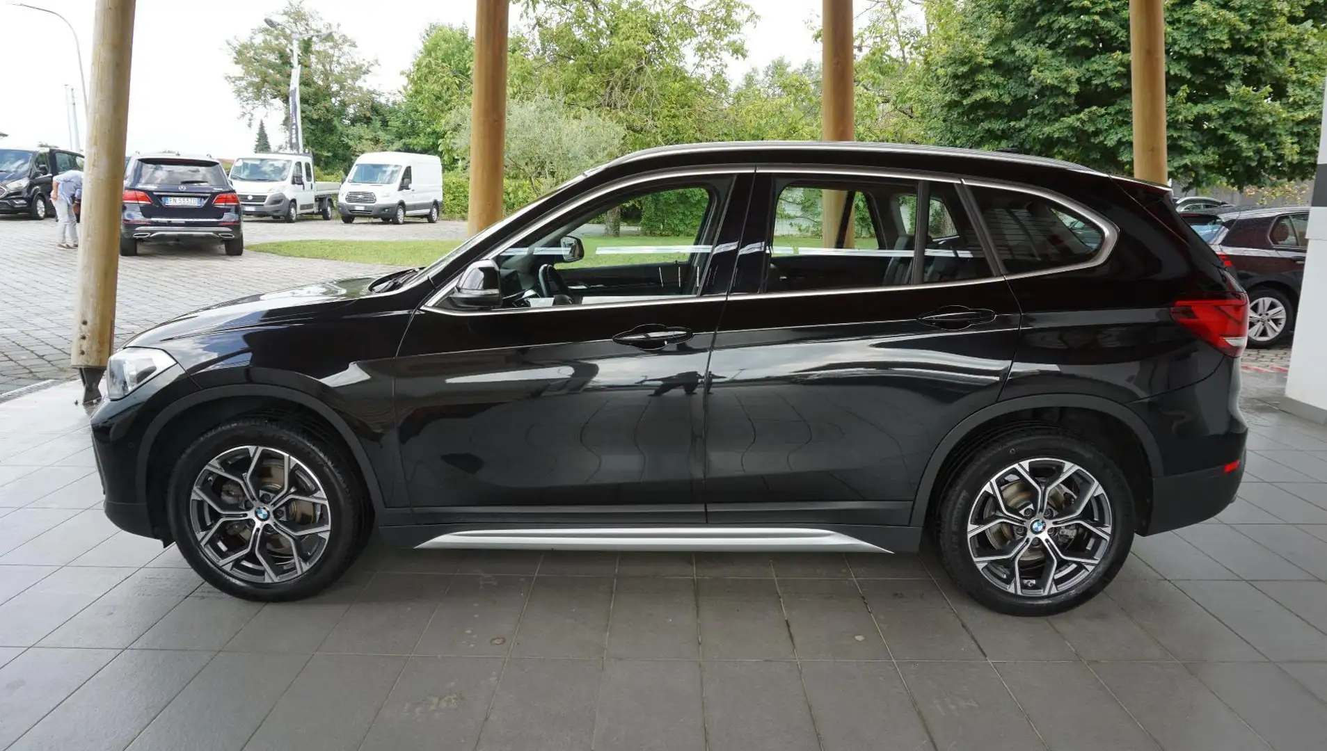 BMW X1 xDrive18d xLine Plus Zwart - 2