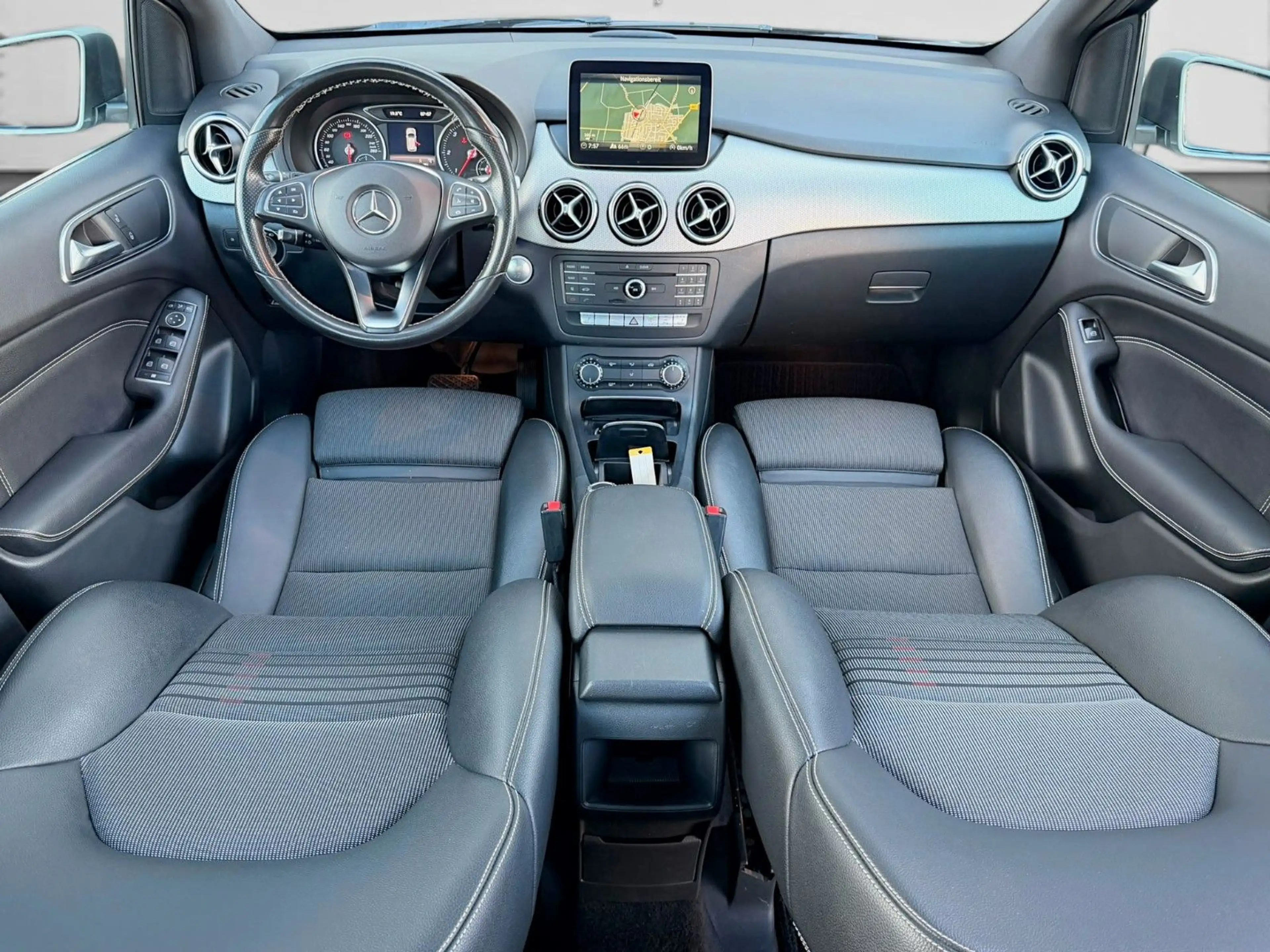 Mercedes-Benz B 220 d 4MATIC AMG F/ LED SCHEI./PANO/AHK/KAMERA — photo 11