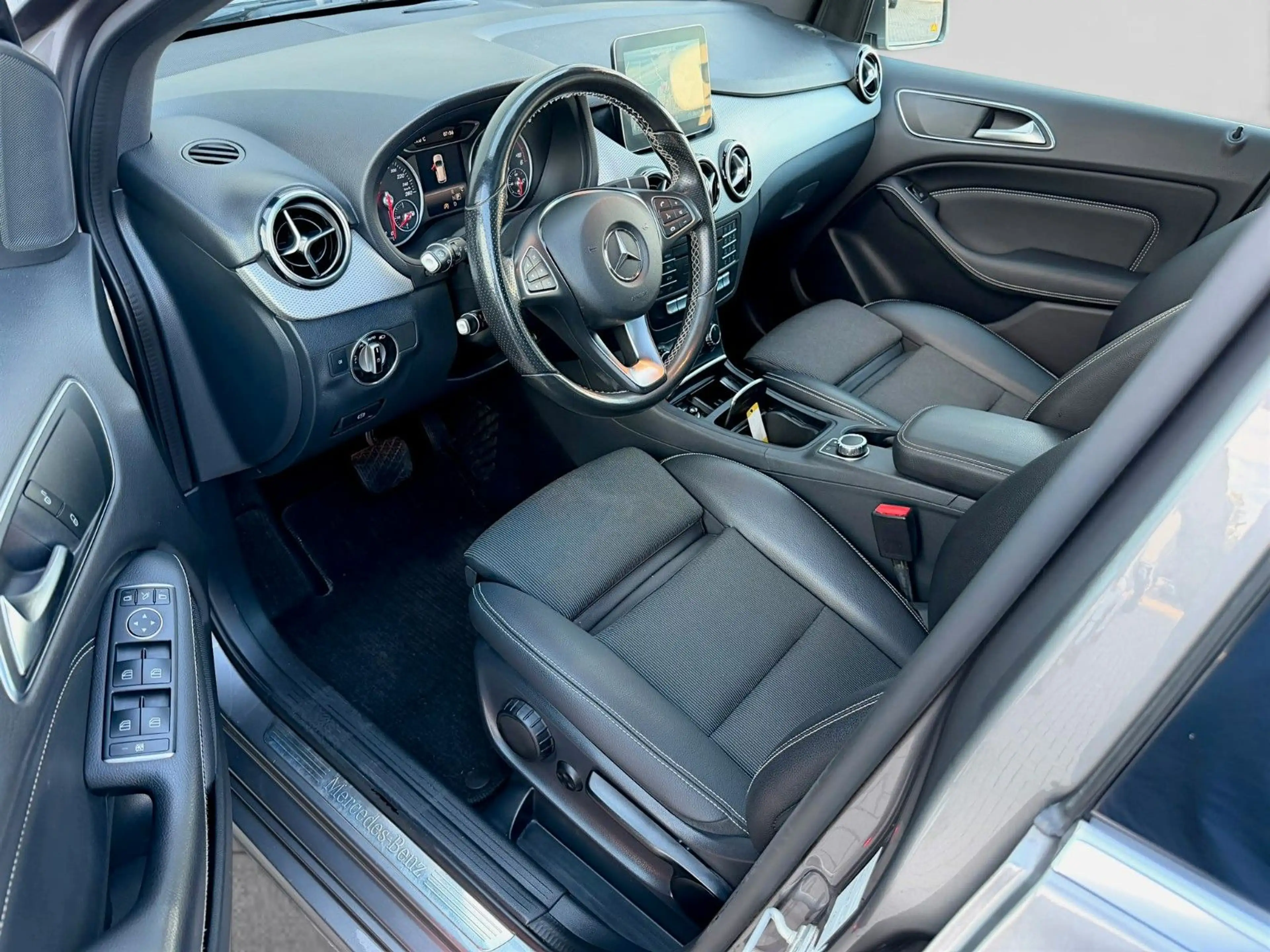 Mercedes-Benz B 220 d 4MATIC AMG F/ LED SCHEI./PANO/AHK/KAMERA — photo 12