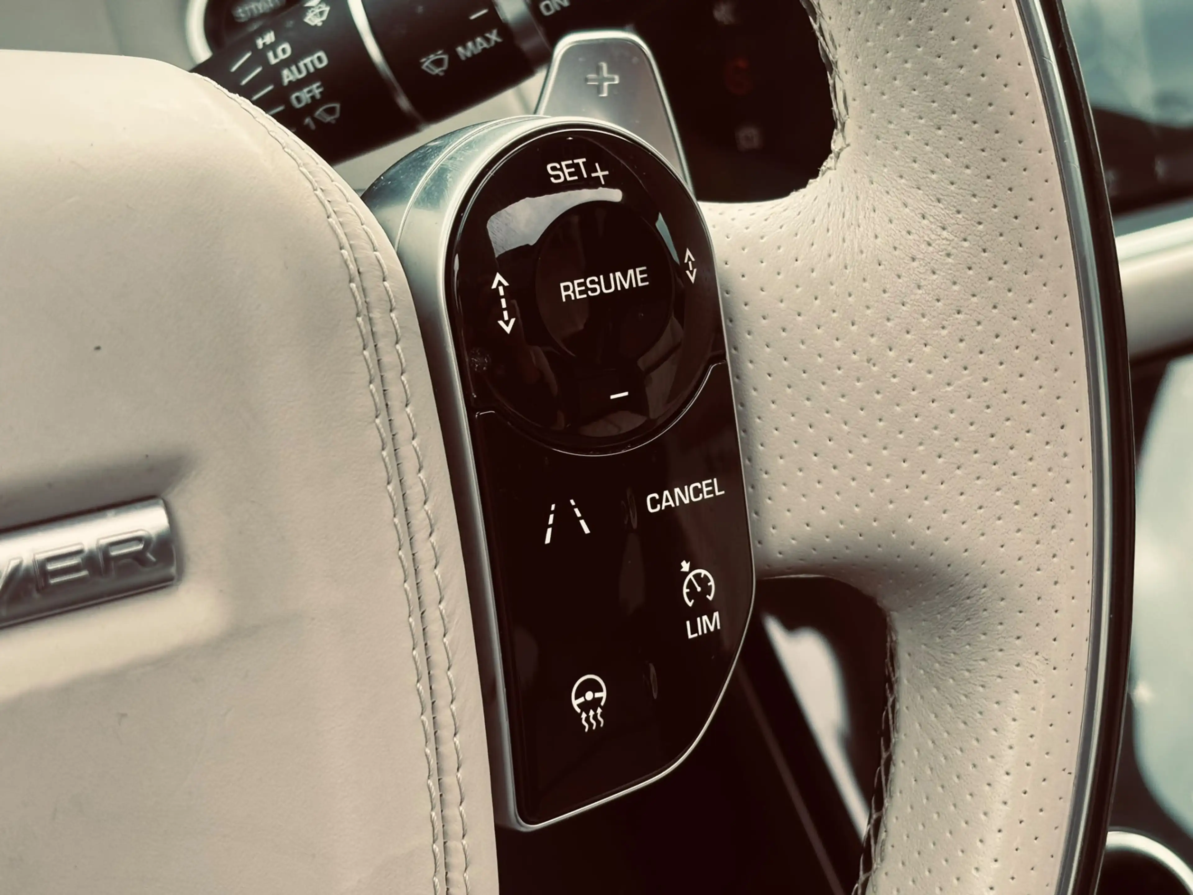 Land Rover Range Rover Velar 3.0 V6 AWD R-Dynamic HSE |PANO|MASSAGE|LEER|COLD C — photo 8