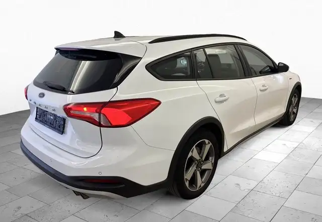 Ford Focus view 3