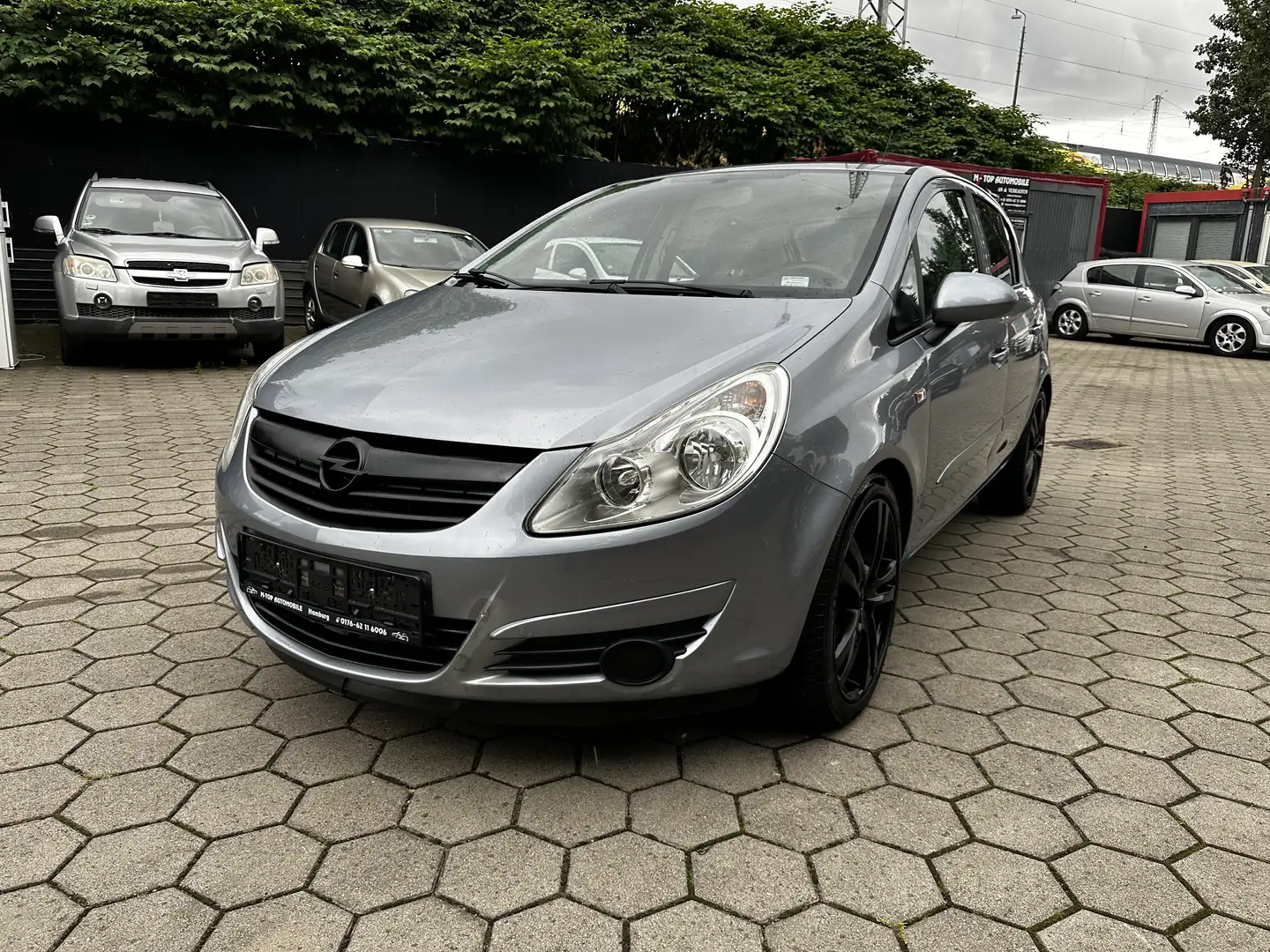 Opel Corsa 1.4 16V Automatik Edition Серебристый - 2