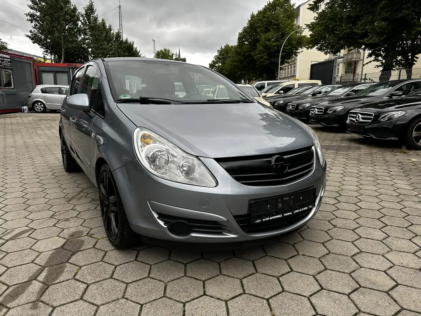 Opel Corsa 1.4 16V Automatik Edition Серебристый - 1