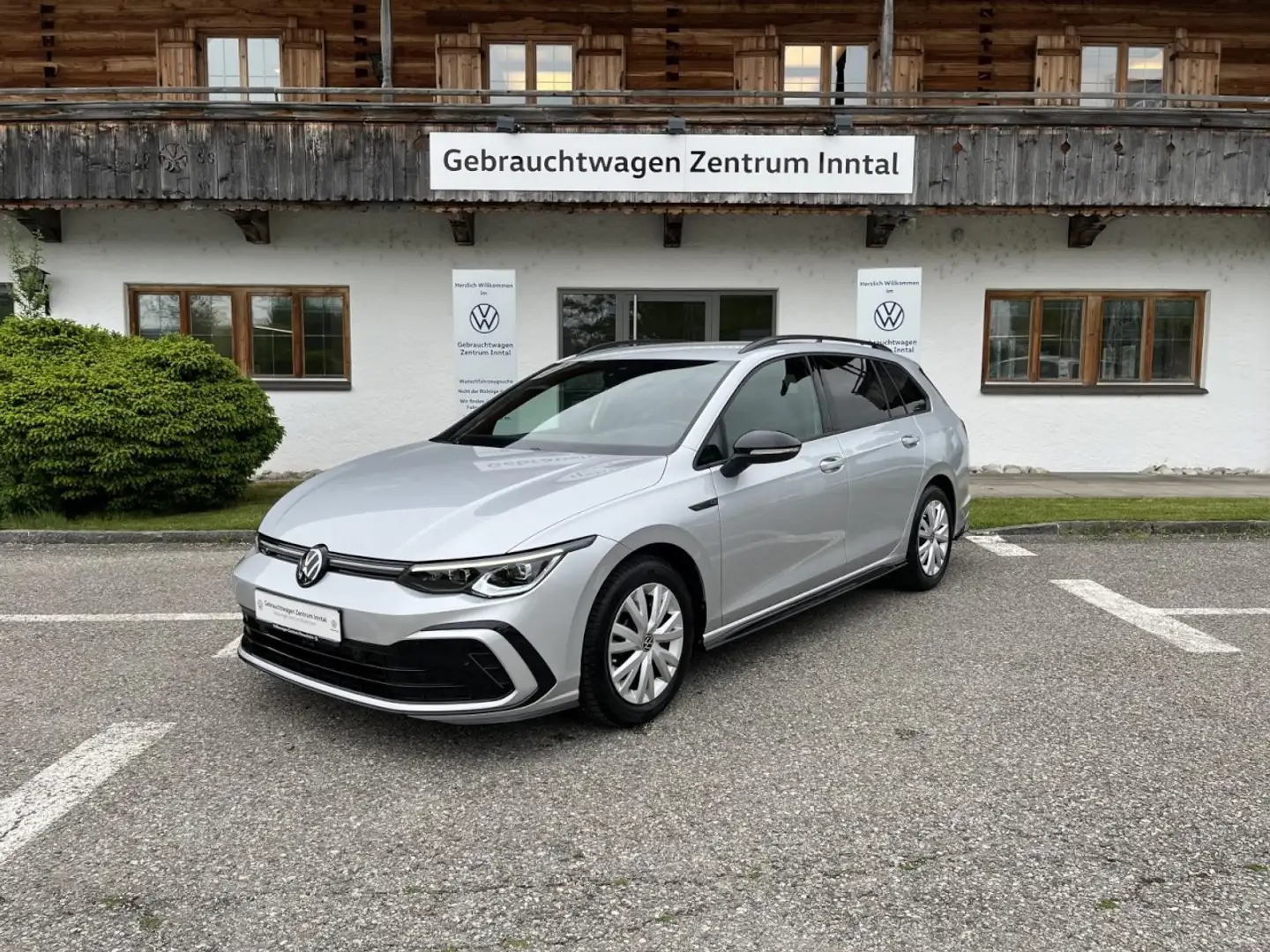 Volkswagen Golf VIII Variant 1,5 eTSI DSG R-Line (Navi+RearView+LE Silber - 2