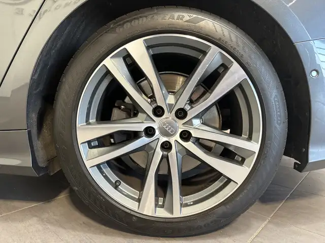Audi A6 Avant view 3