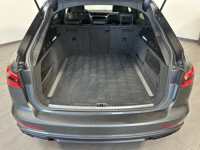 Audi A6 Avant view 6