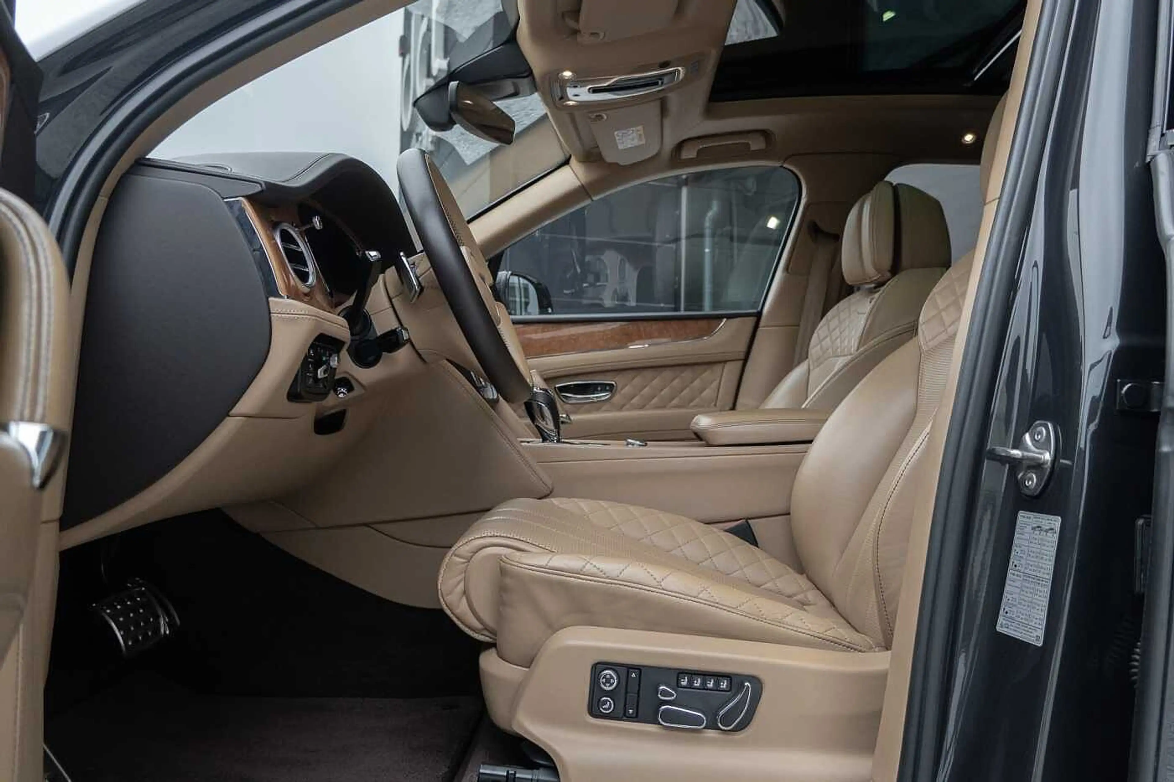 Bentley Bentayga 6.0 W12 Full History Pano CoolingSeats ACC — photo 11
