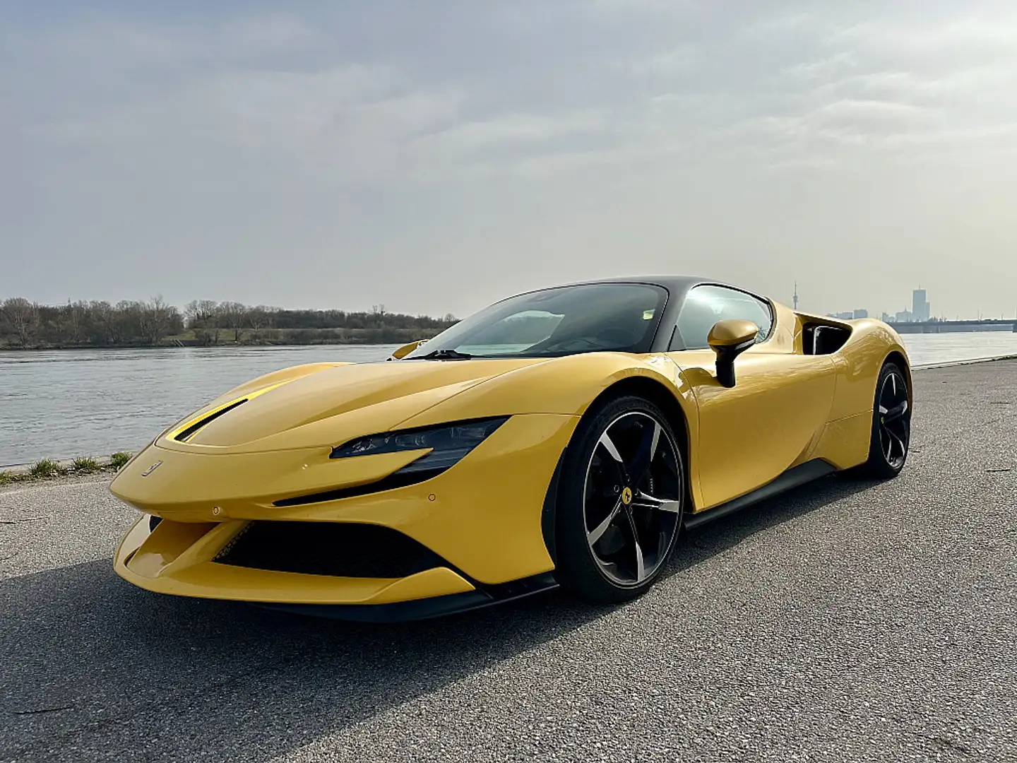 Ferrari SF90 Stradale PHEV 7,9kWh F1-DCT SF 90 mit Sonderlackierung Žlutá - 2