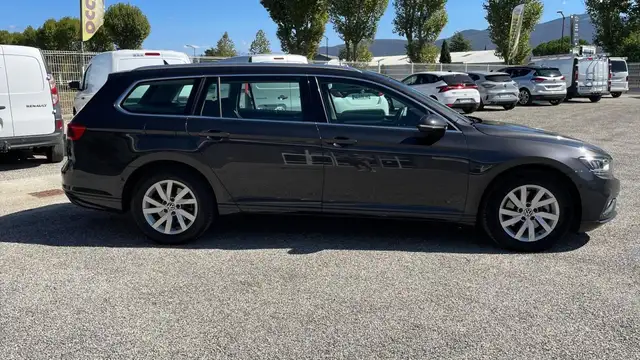 Volkswagen Passat view 4