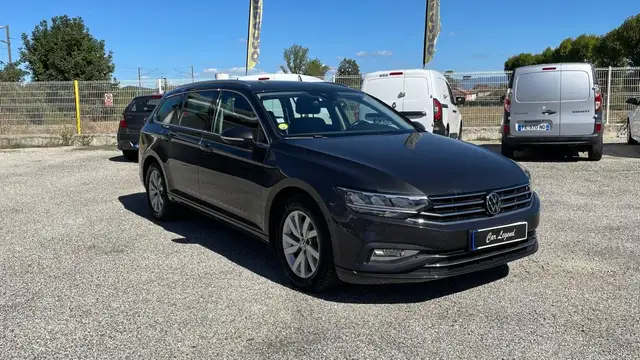 Volkswagen Passat view 3