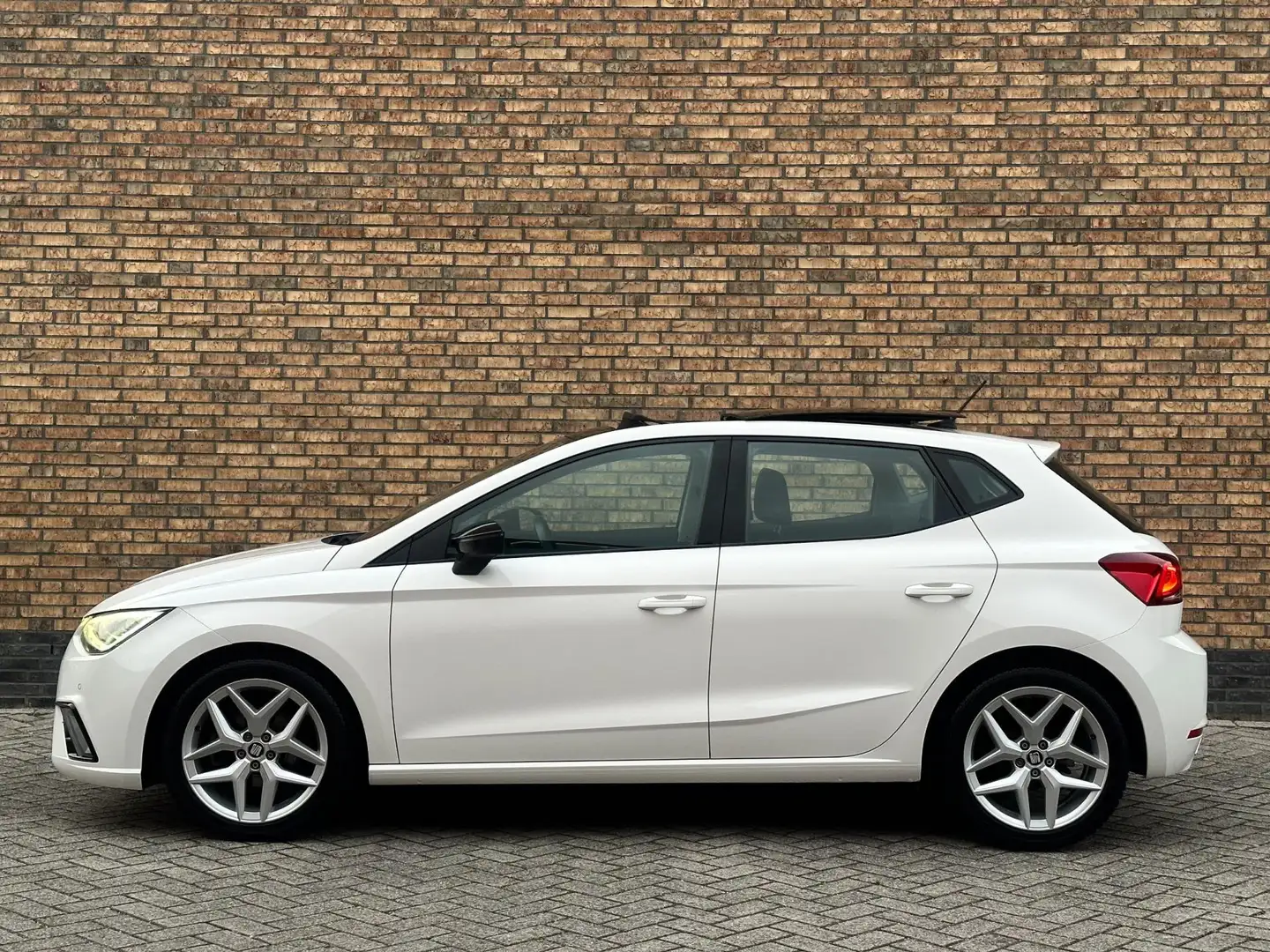 SEAT Ibiza 1.5 TSI EVO FR 150pk Pano Trekhaak Acc Led Cam Nav Wit - 2