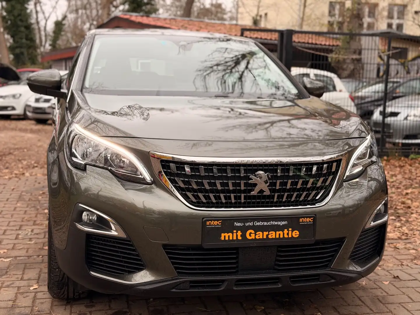 Peugeot 3008 BlueHDi 130 Allure Automatik,LED,Navi Grau - 2