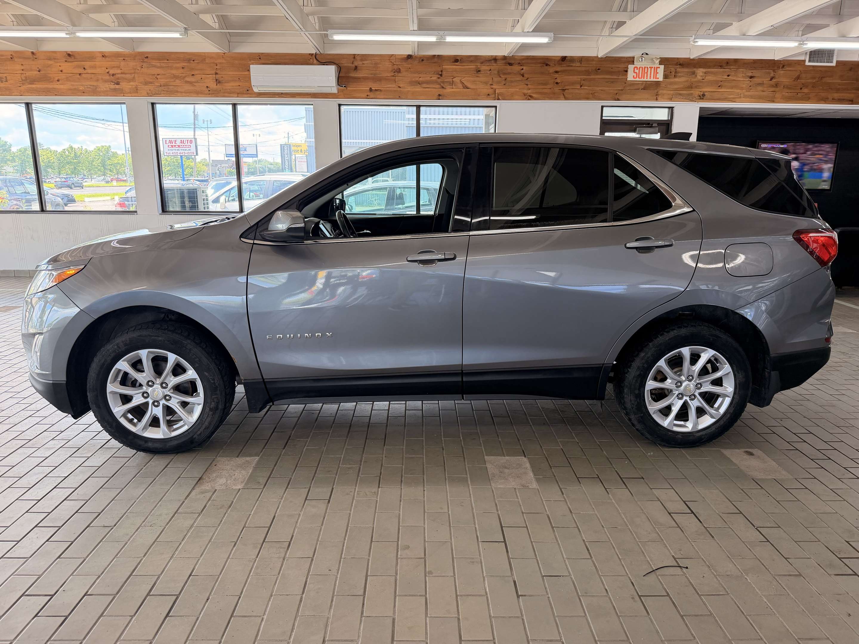 2018 Chevrolet Equinox LT - Image 2