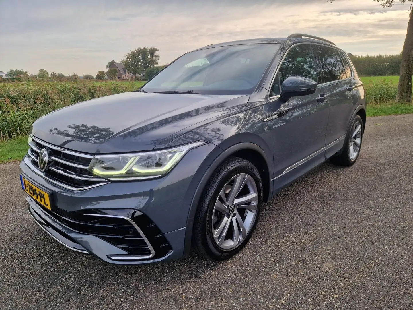 Volkswagen Tiguan 1.5 TSI R-Line, trekhaak, 1e eigenaar Grijs - 2