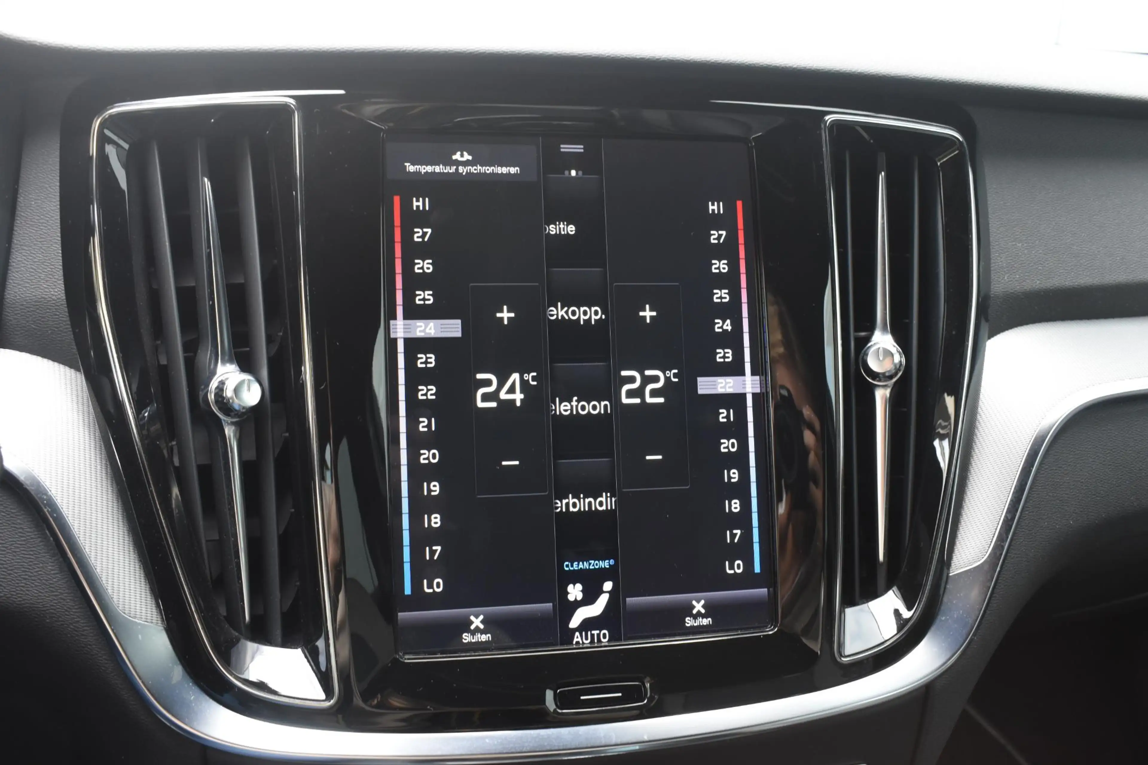 Volvo V60 T8 Twin Engine 390PK Automaat AWD R-Design / Adapt — photo 26