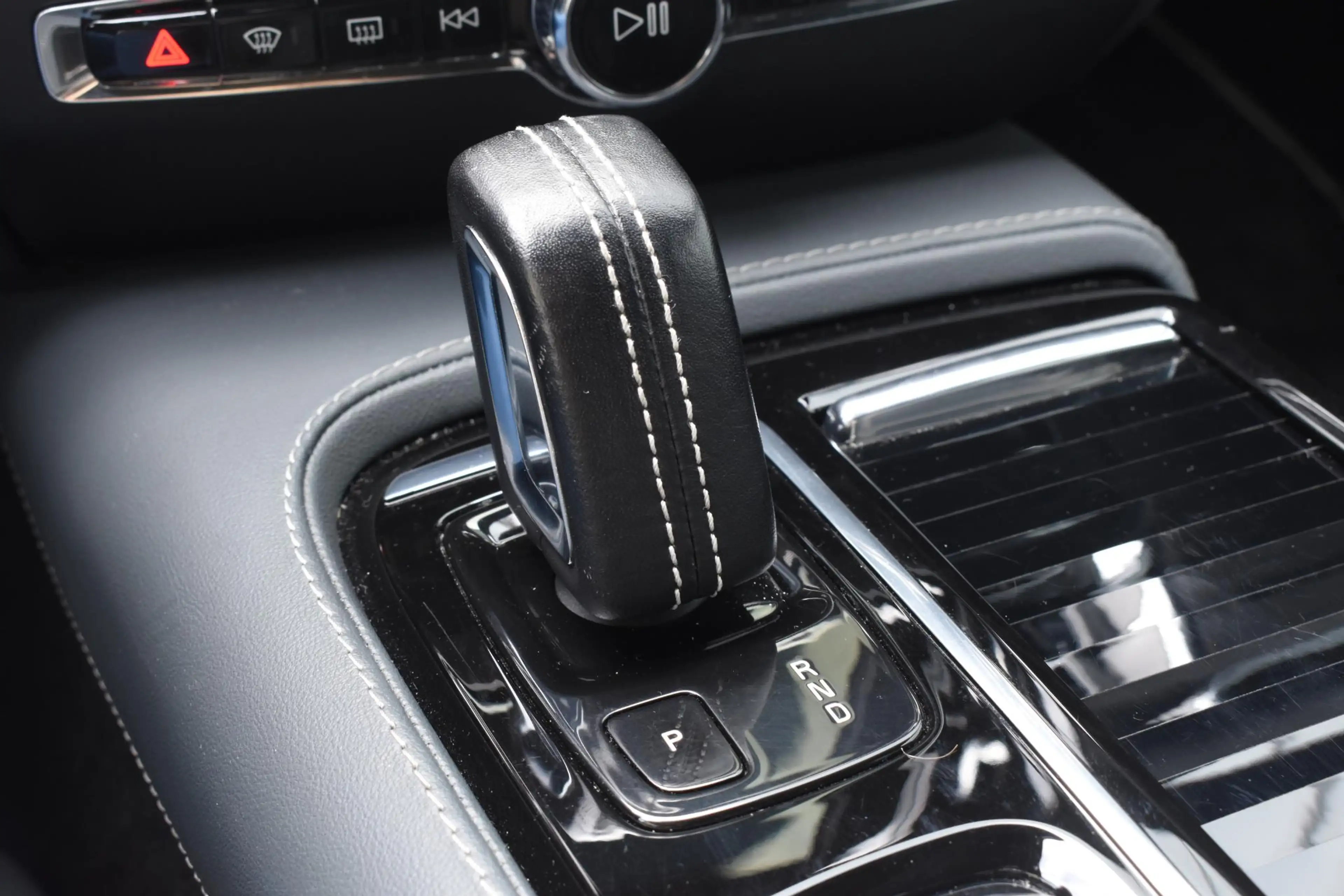 Volvo V60 T8 Twin Engine 390PK Automaat AWD R-Design / Adapt — photo 35