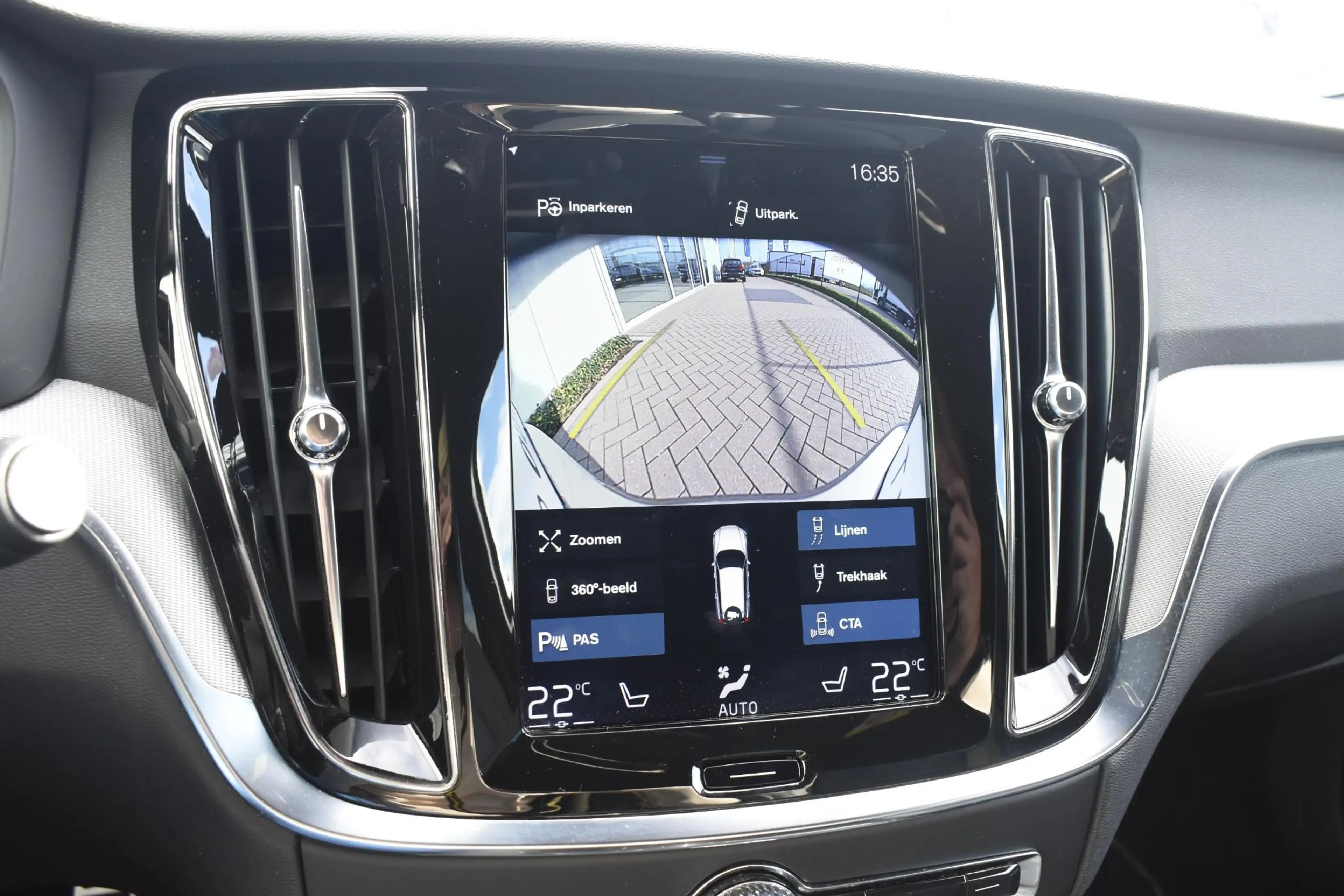 Volvo V60 T8 Twin Engine 390PK Automaat AWD R-Design / Adapt — photo 24