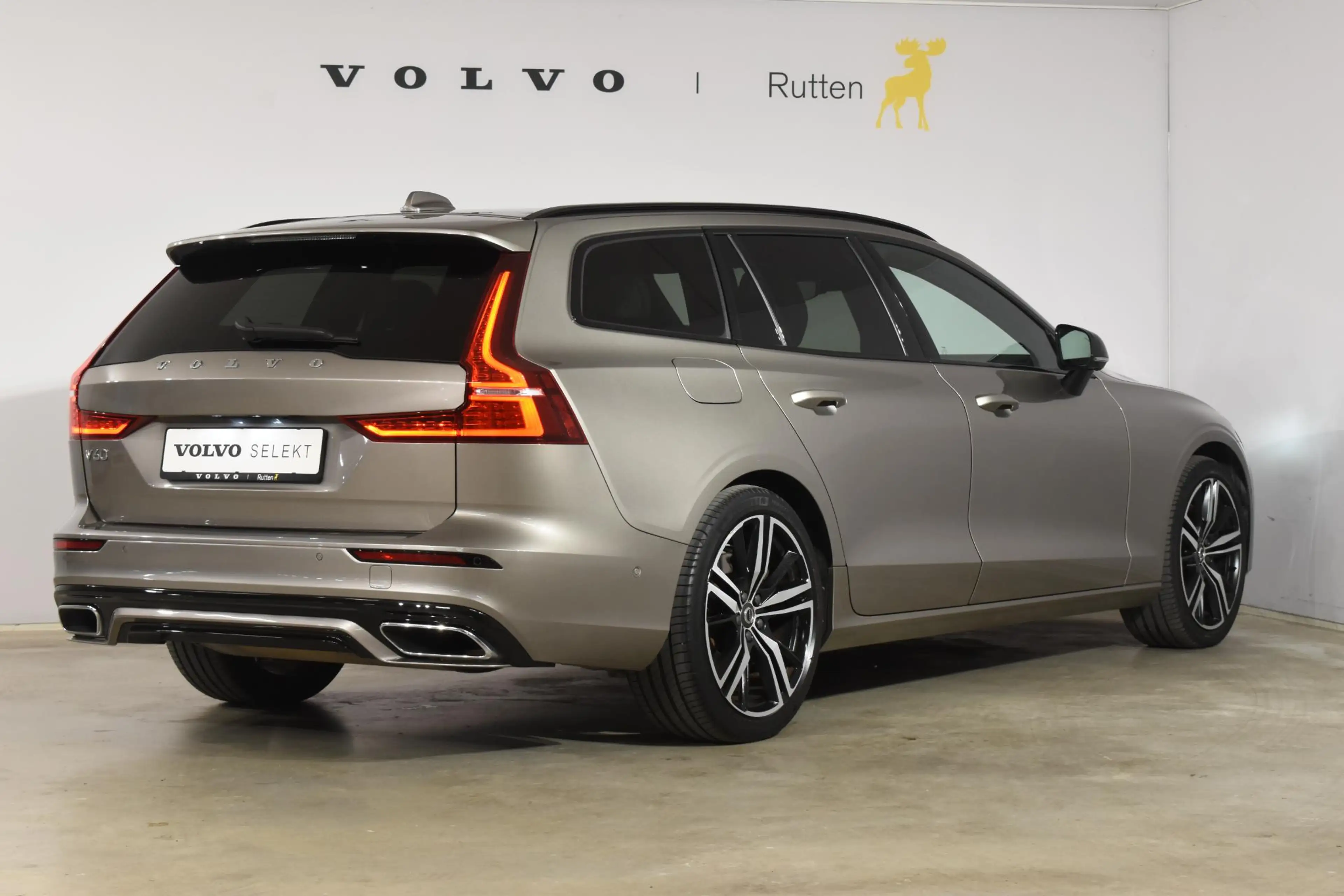 Volvo V60 T8 Twin Engine 390PK Automaat AWD R-Design / Adapt — photo 5