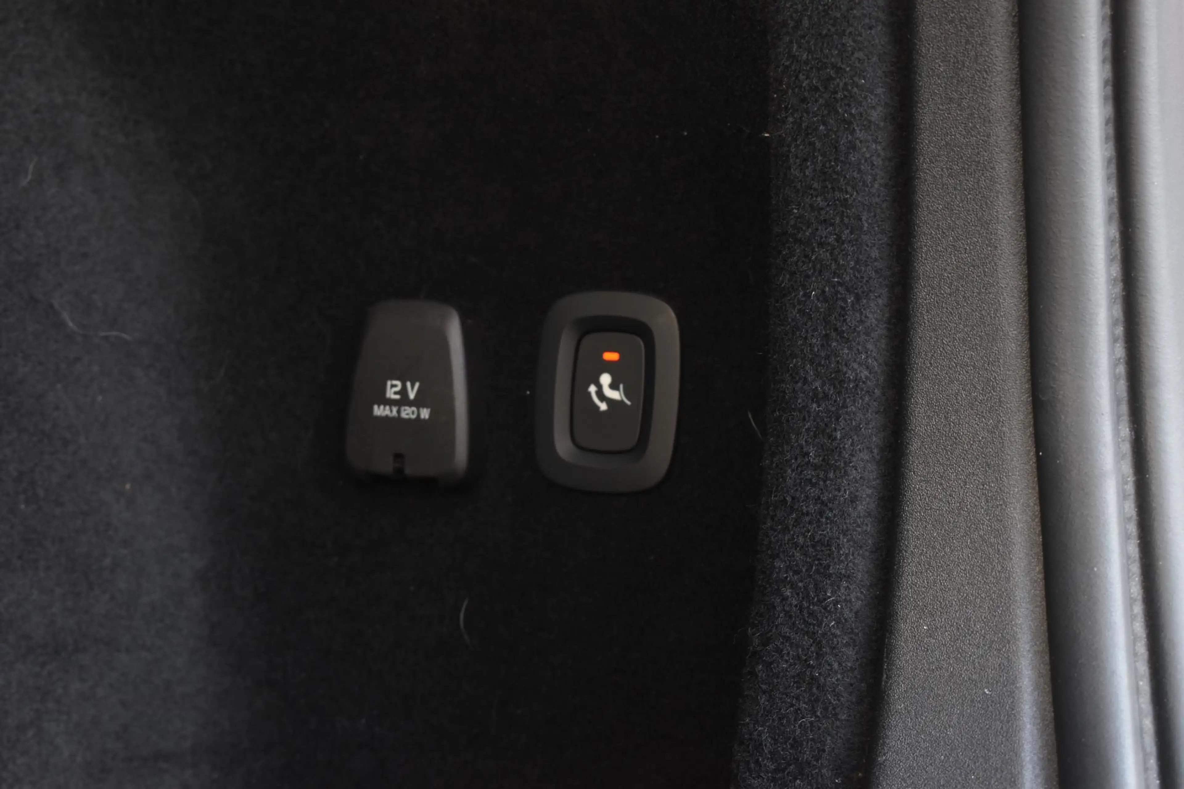 Volvo V60 T8 Twin Engine 390PK Automaat AWD R-Design / Adapt — photo 44