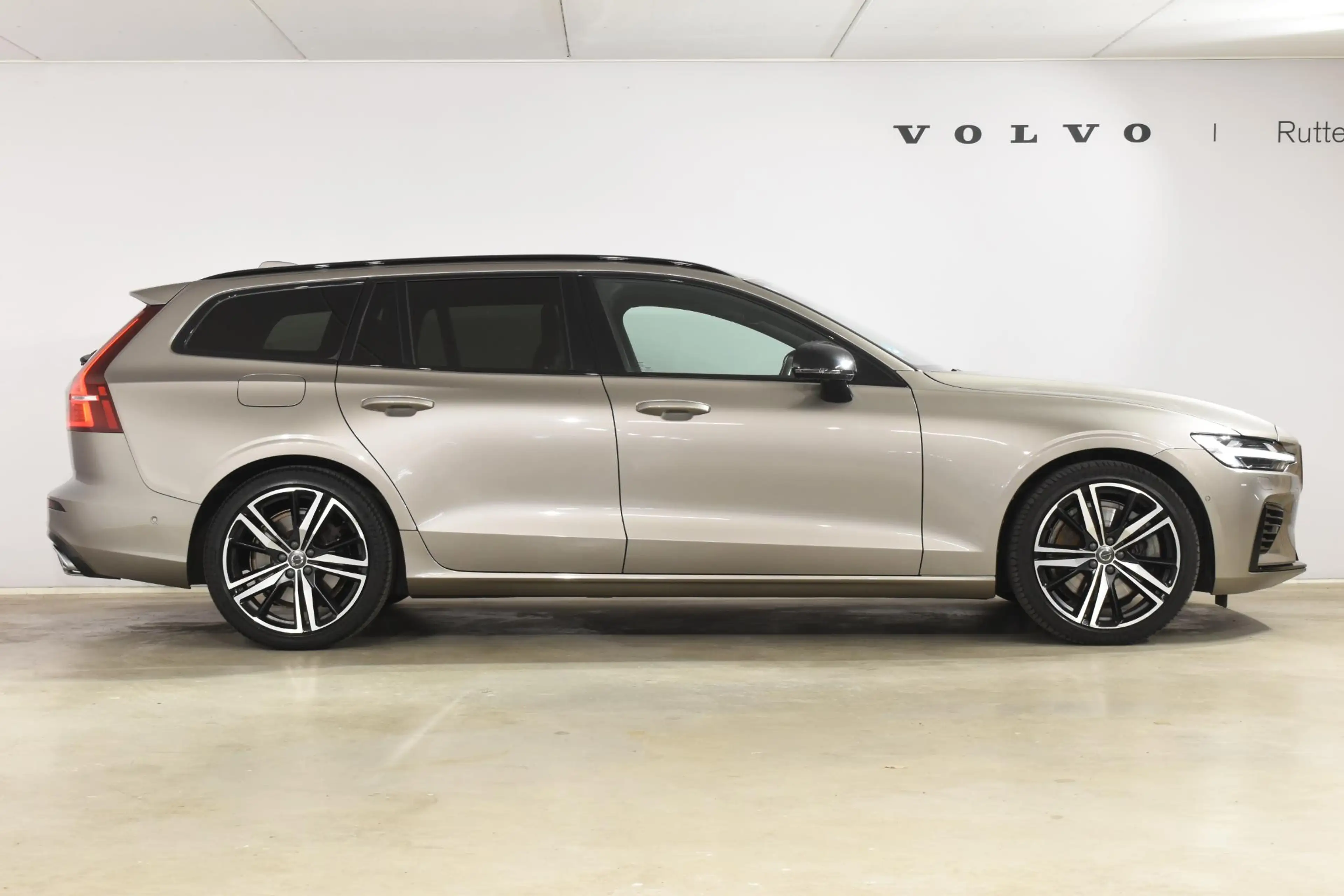 Volvo V60 T8 Twin Engine 390PK Automaat AWD R-Design / Adapt — photo 9