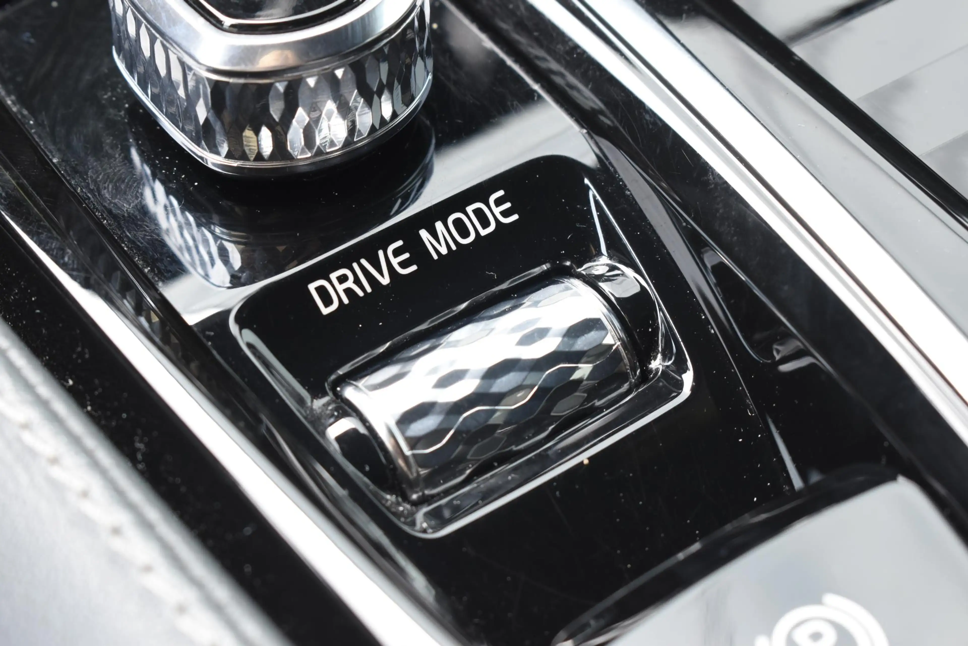 Volvo V60 T8 Twin Engine 390PK Automaat AWD R-Design / Adapt — photo 37