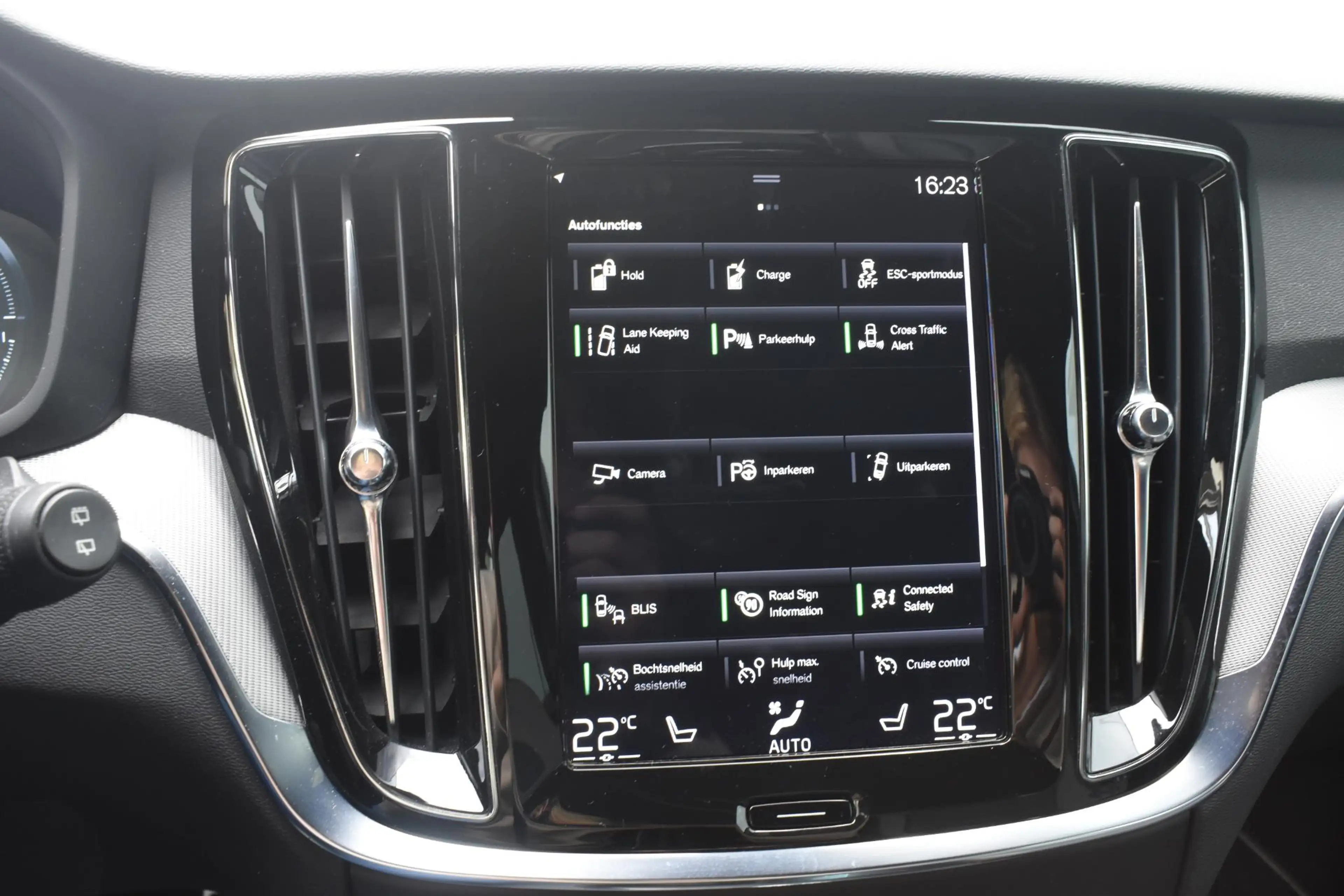 Volvo V60 T8 Twin Engine 390PK Automaat AWD R-Design / Adapt — photo 33