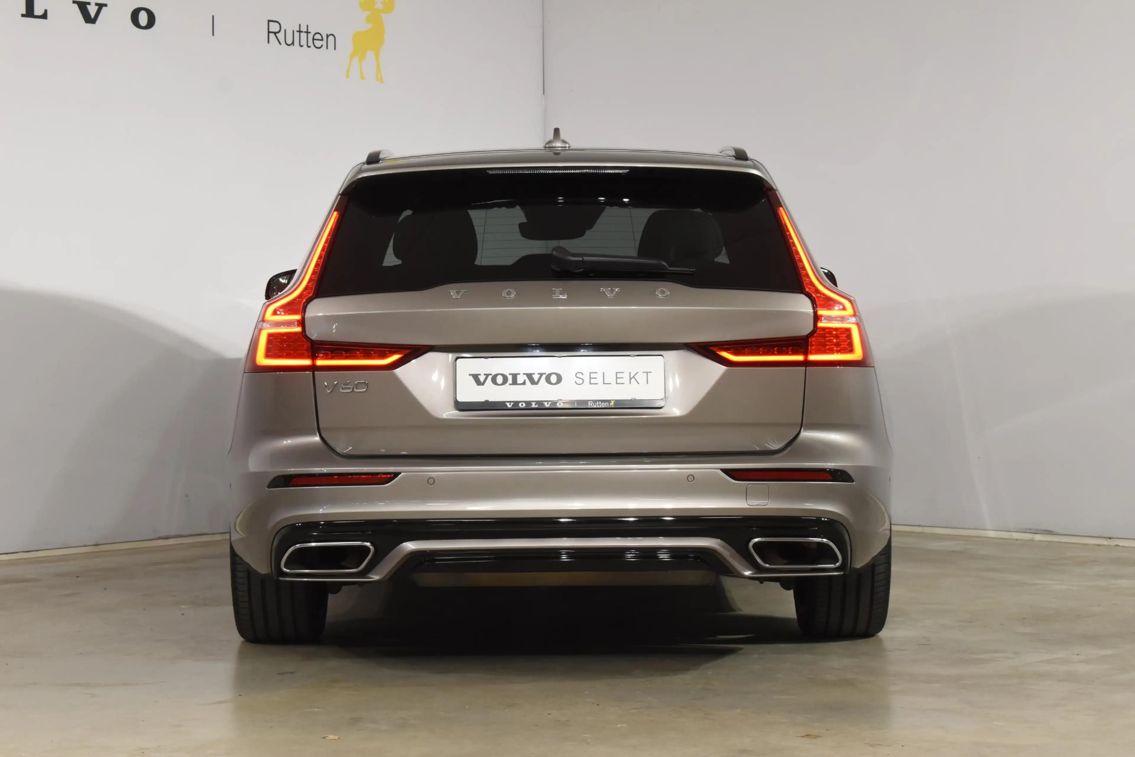 Volvo V60 T8 Twin Engine 390PK Automaat AWD R-Design / Adapt — photo 14